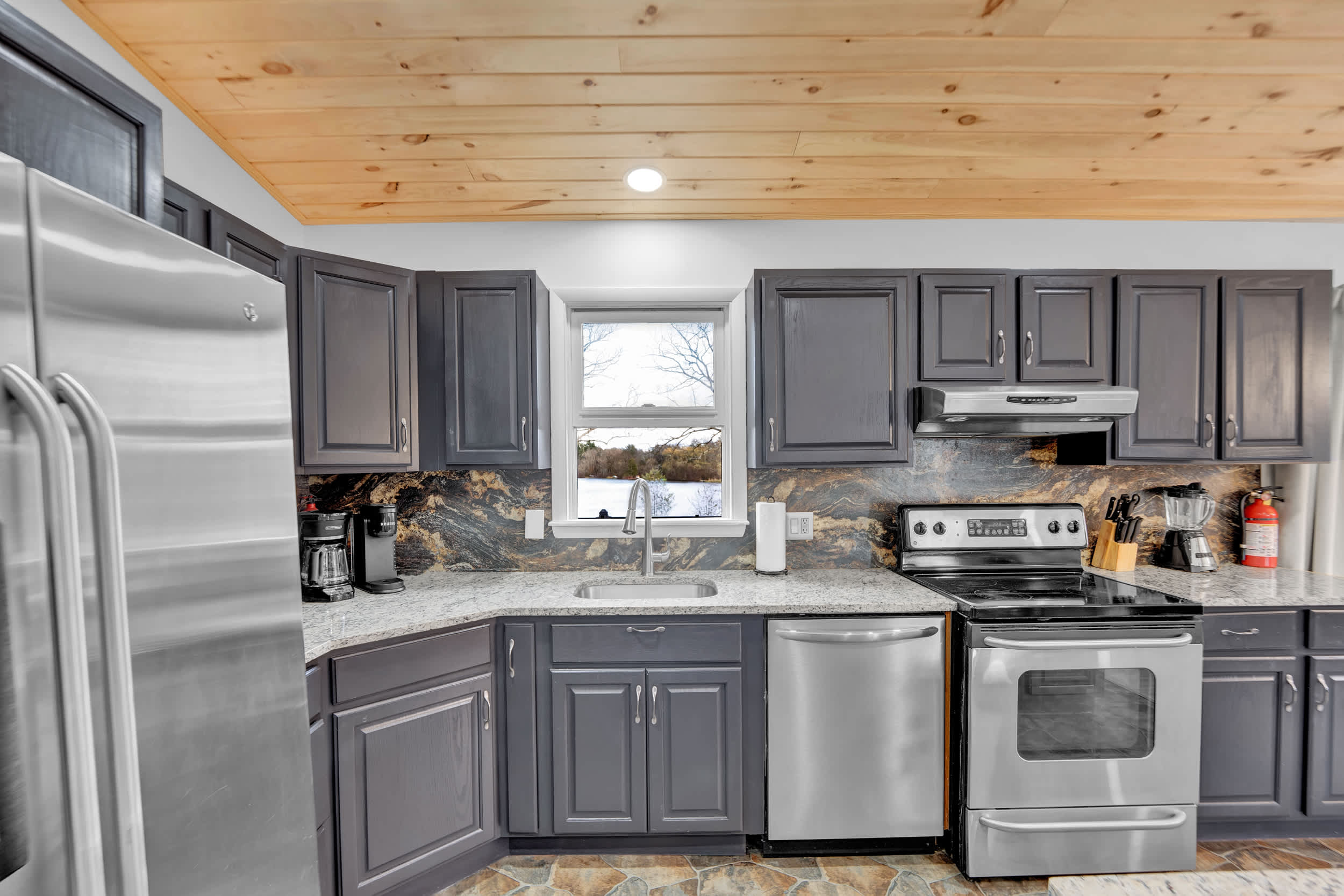 LakeFront Pocono Cabin | Massive Yard & Hot Tub