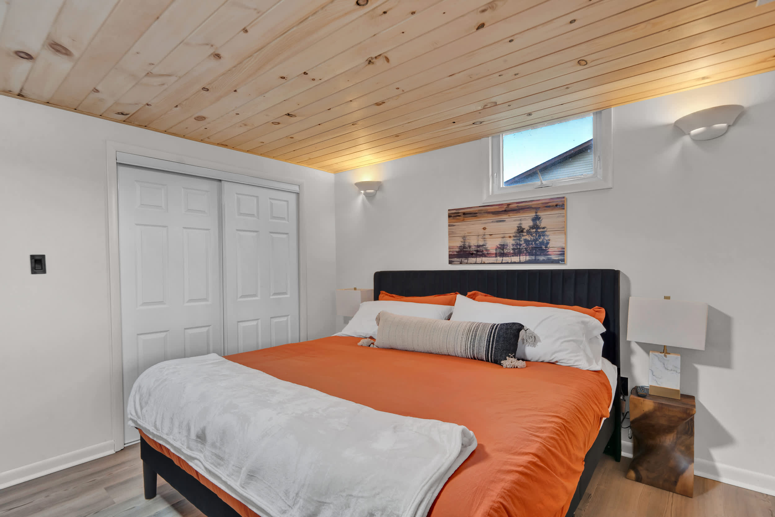 LakeFront Pocono Cabin | Massive Yard & Hot Tub