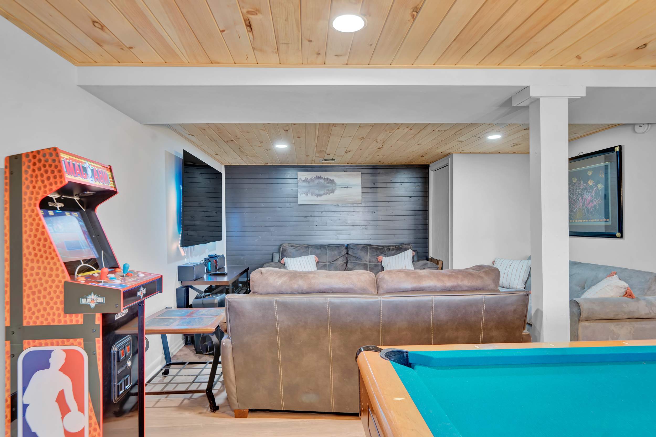 LakeFront Pocono Cabin | Massive Yard & Hot Tub