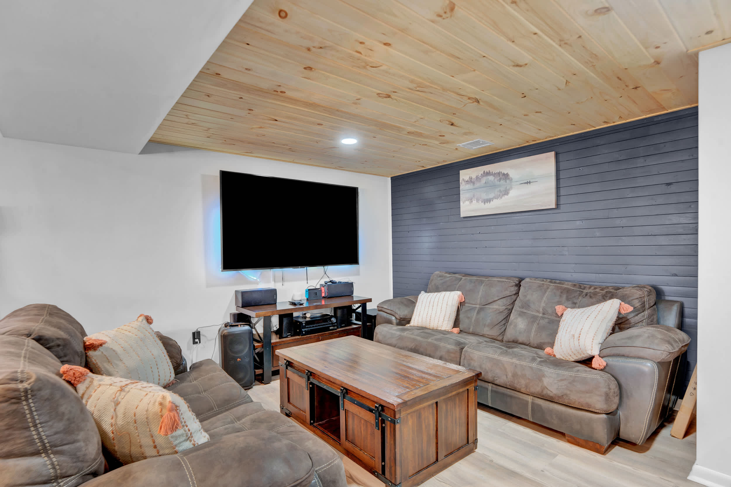 LakeFront Pocono Cabin | Massive Yard & Hot Tub