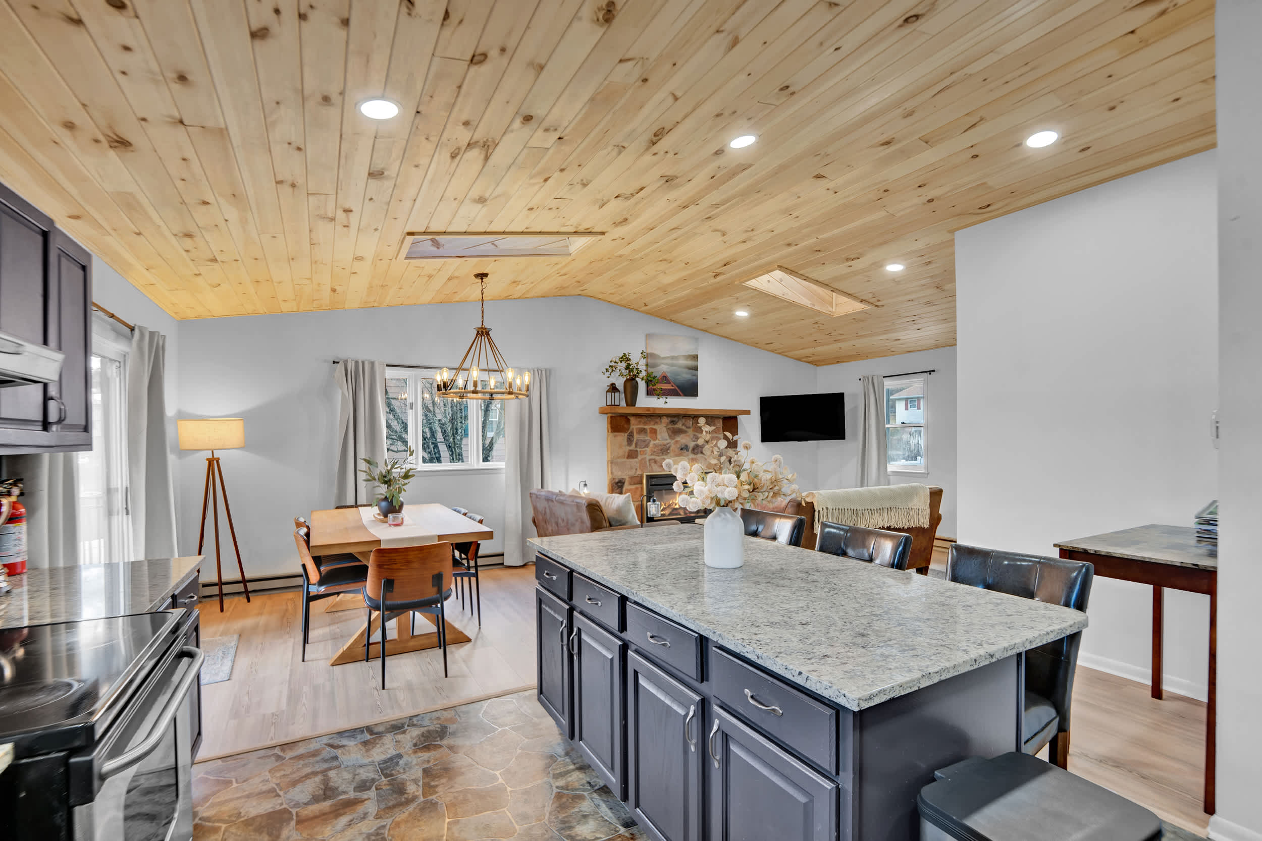 LakeFront Pocono Cabin | Massive Yard & Hot Tub