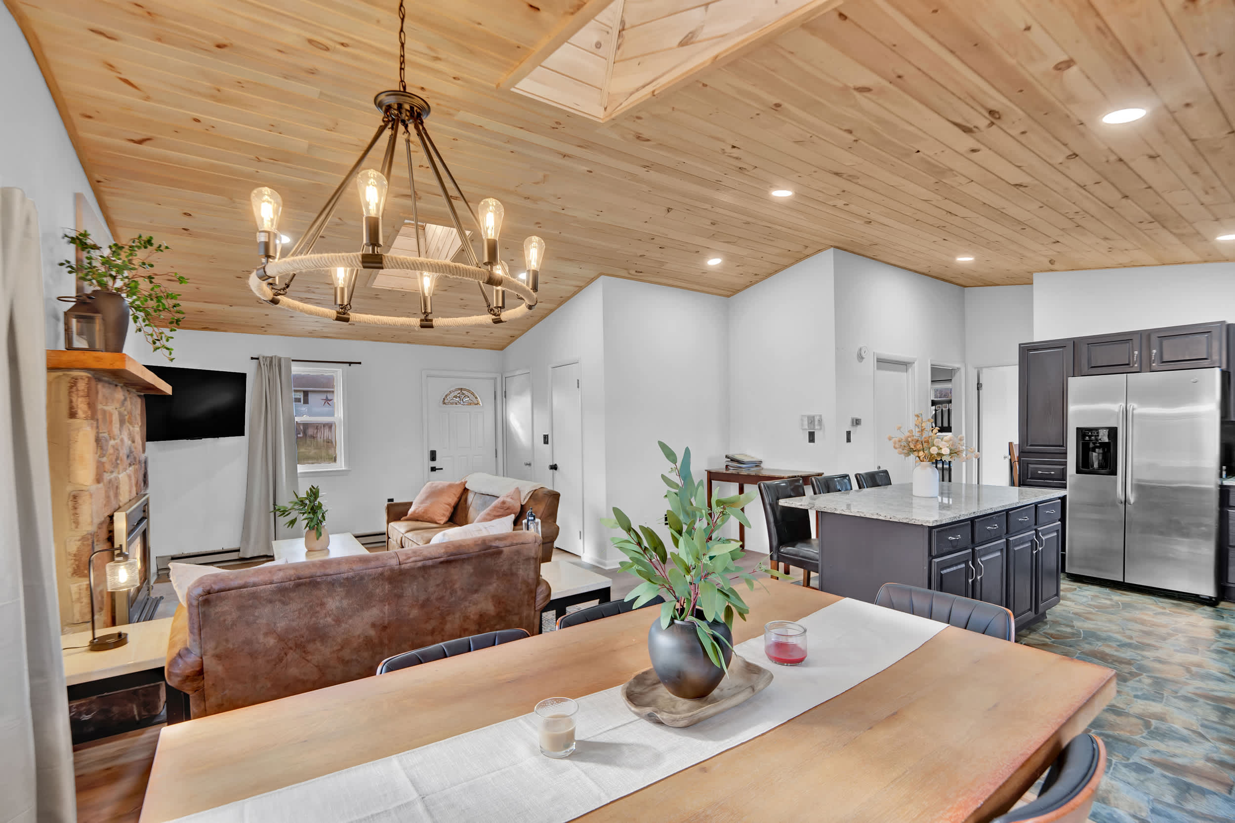 LakeFront Pocono Cabin | Massive Yard & Hot Tub