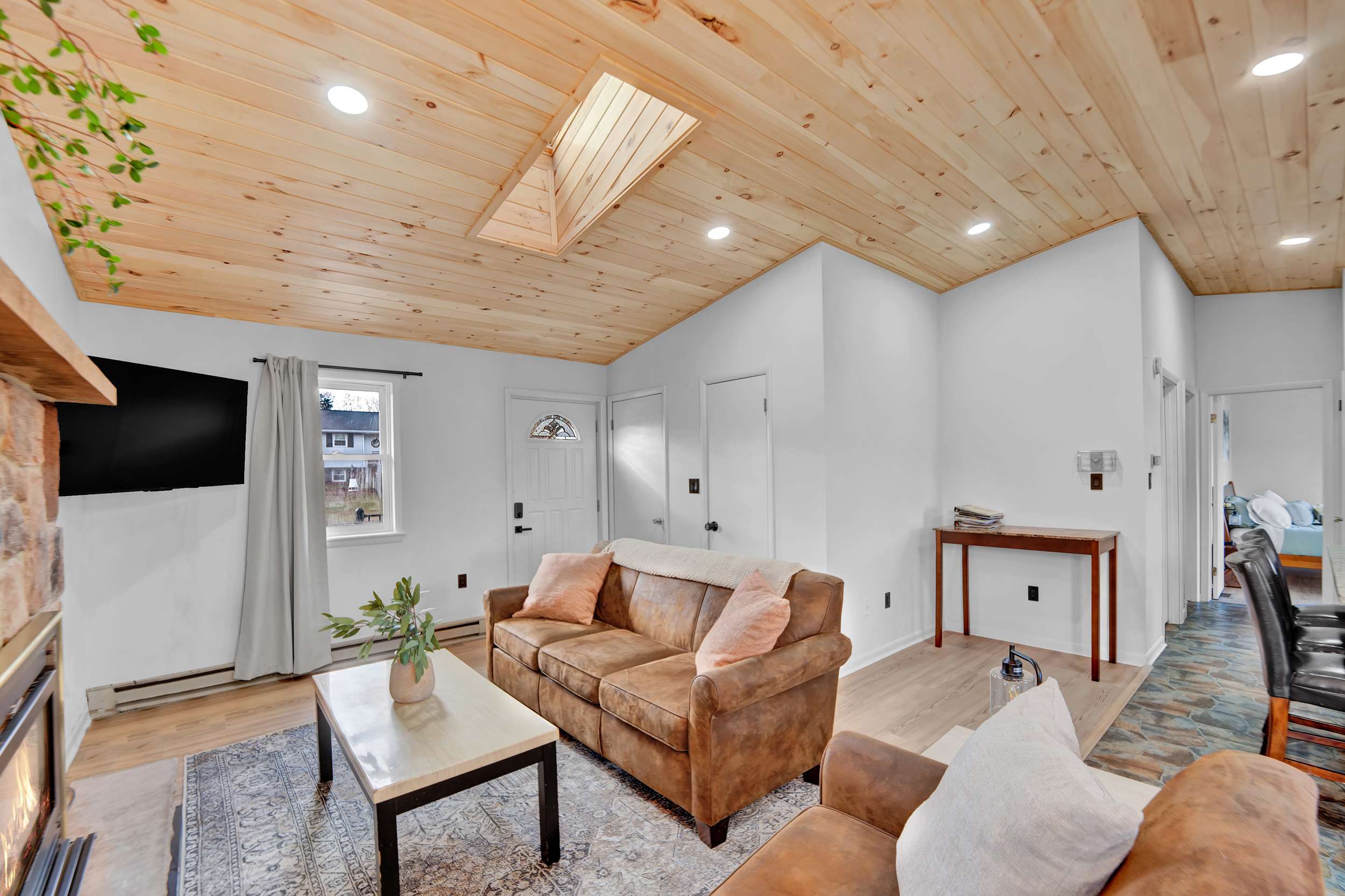 LakeFront Pocono Cabin | Massive Yard & Hot Tub