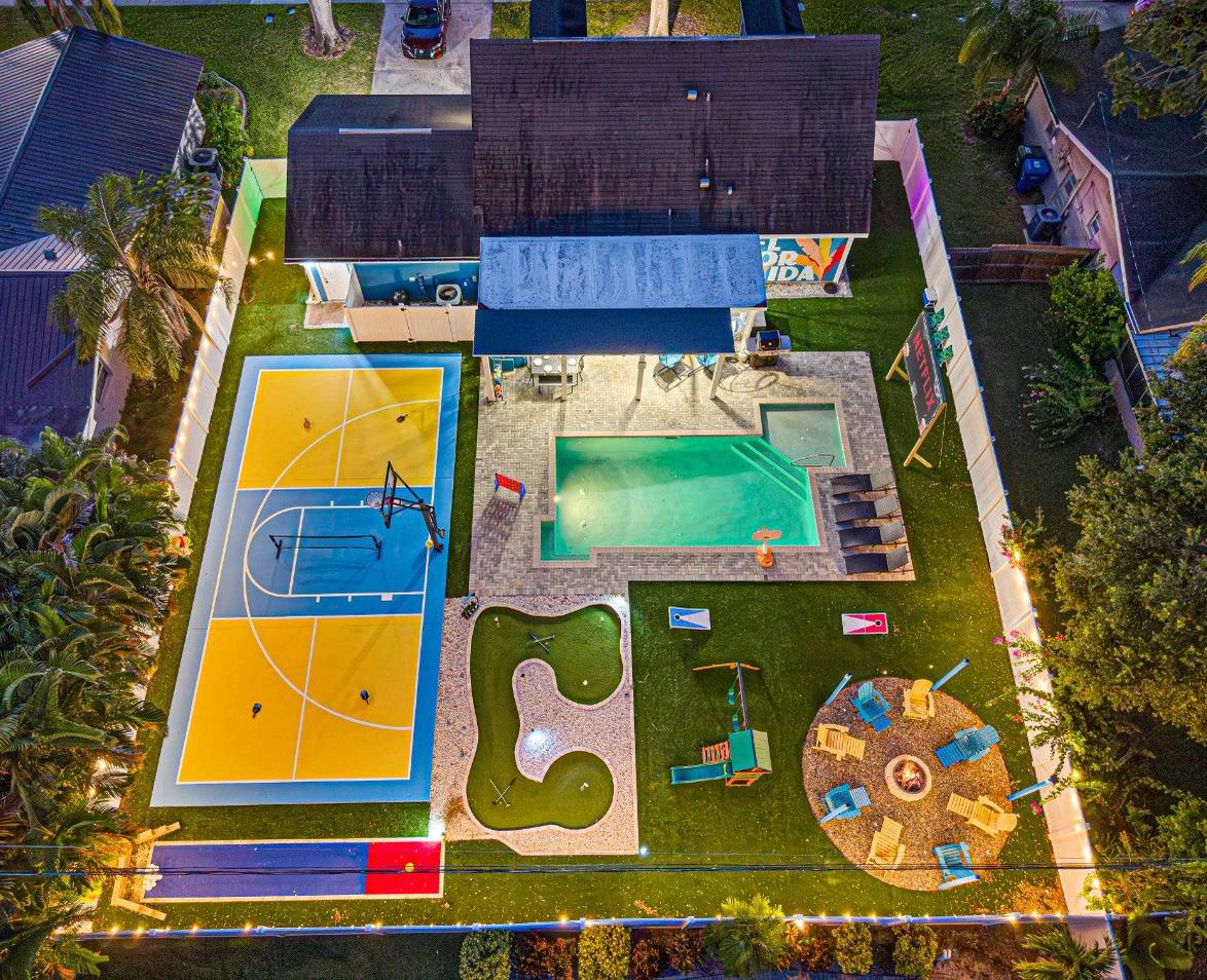 Spacious home w/ pool & outdoor movie theatre