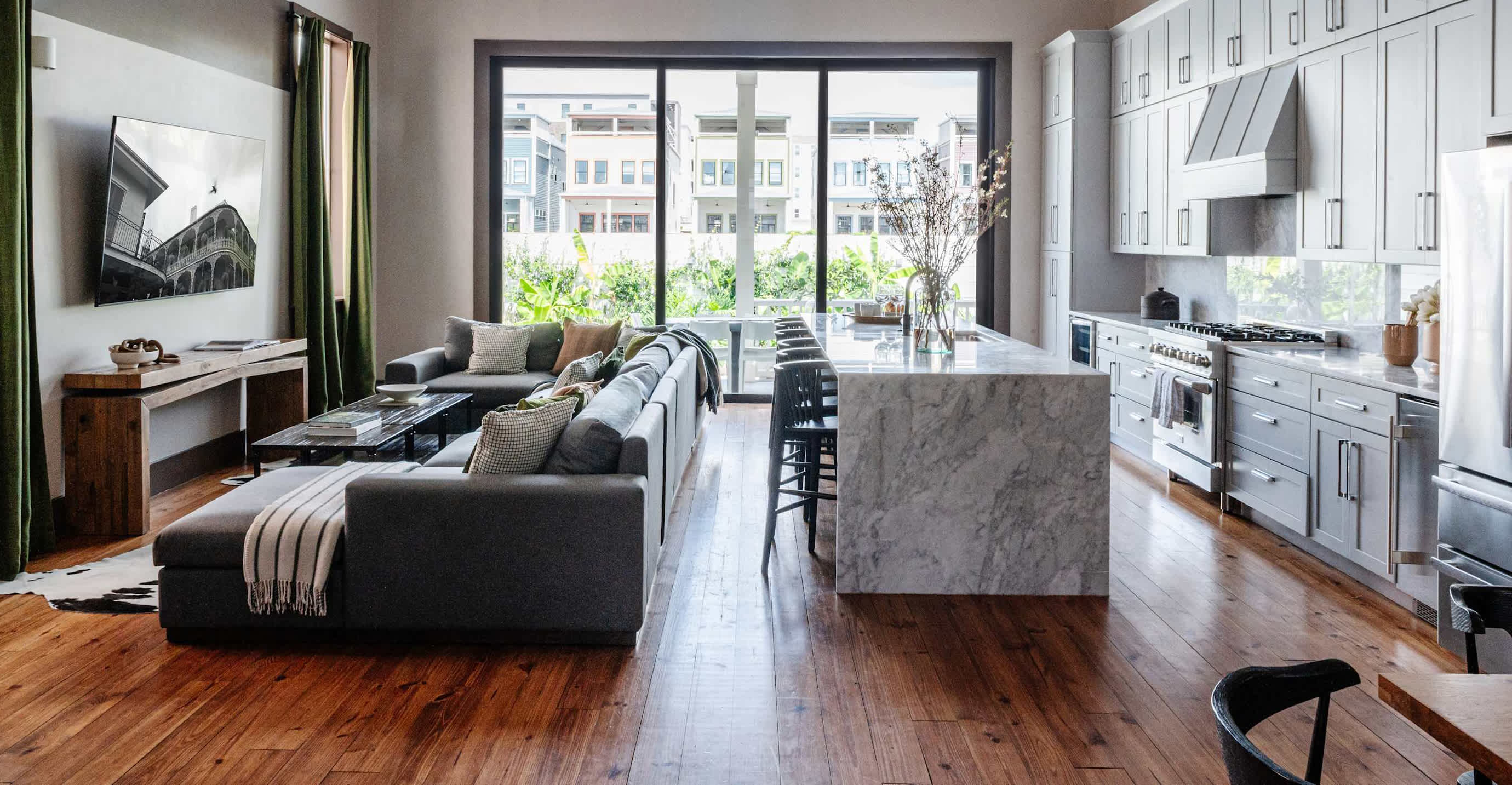 Designer 6-bedroom, pool 1 block to parade route! — New Orleans, LA — vacation rental