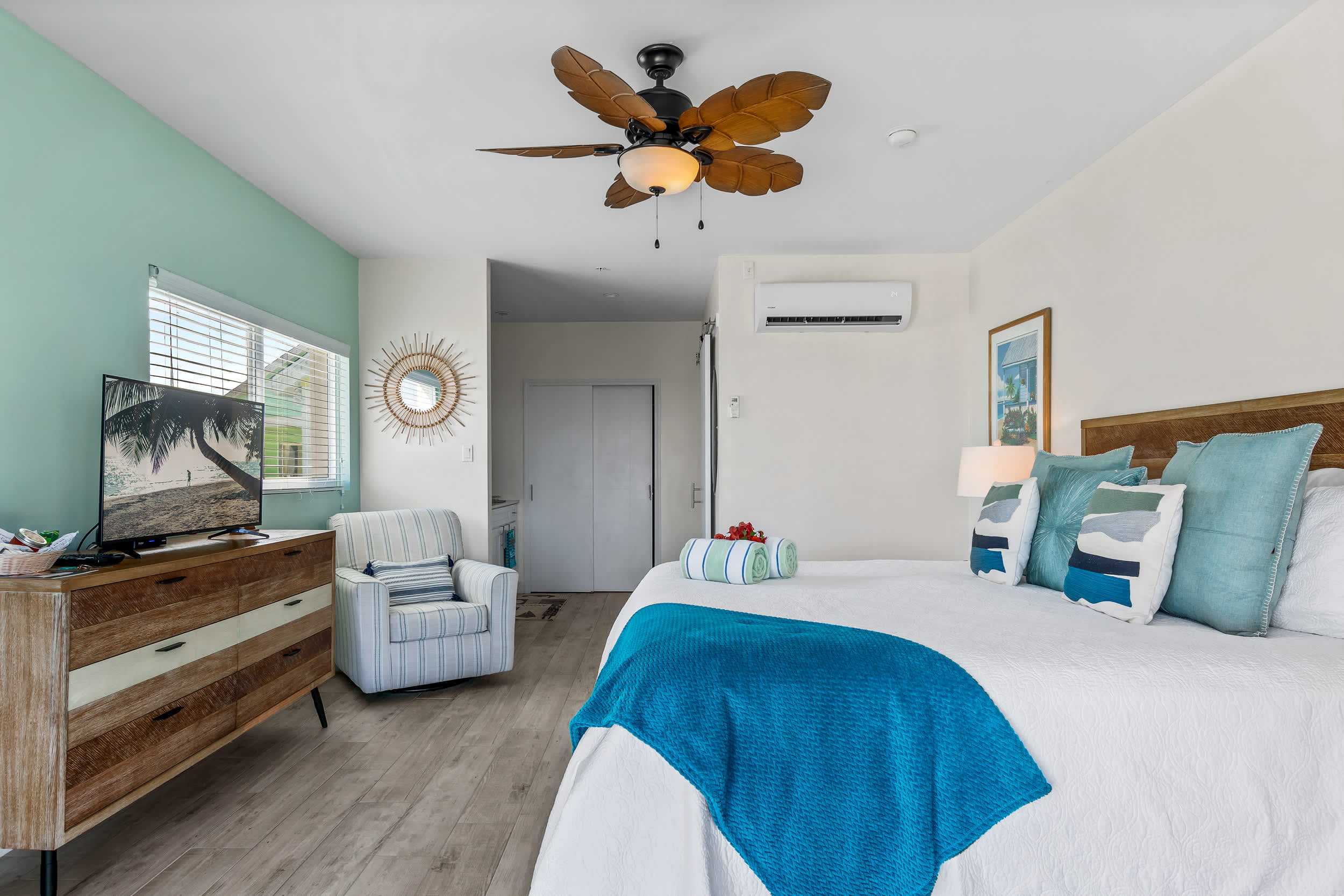 The Blue Iguana Oceanfront Studio Cottage in East End 6