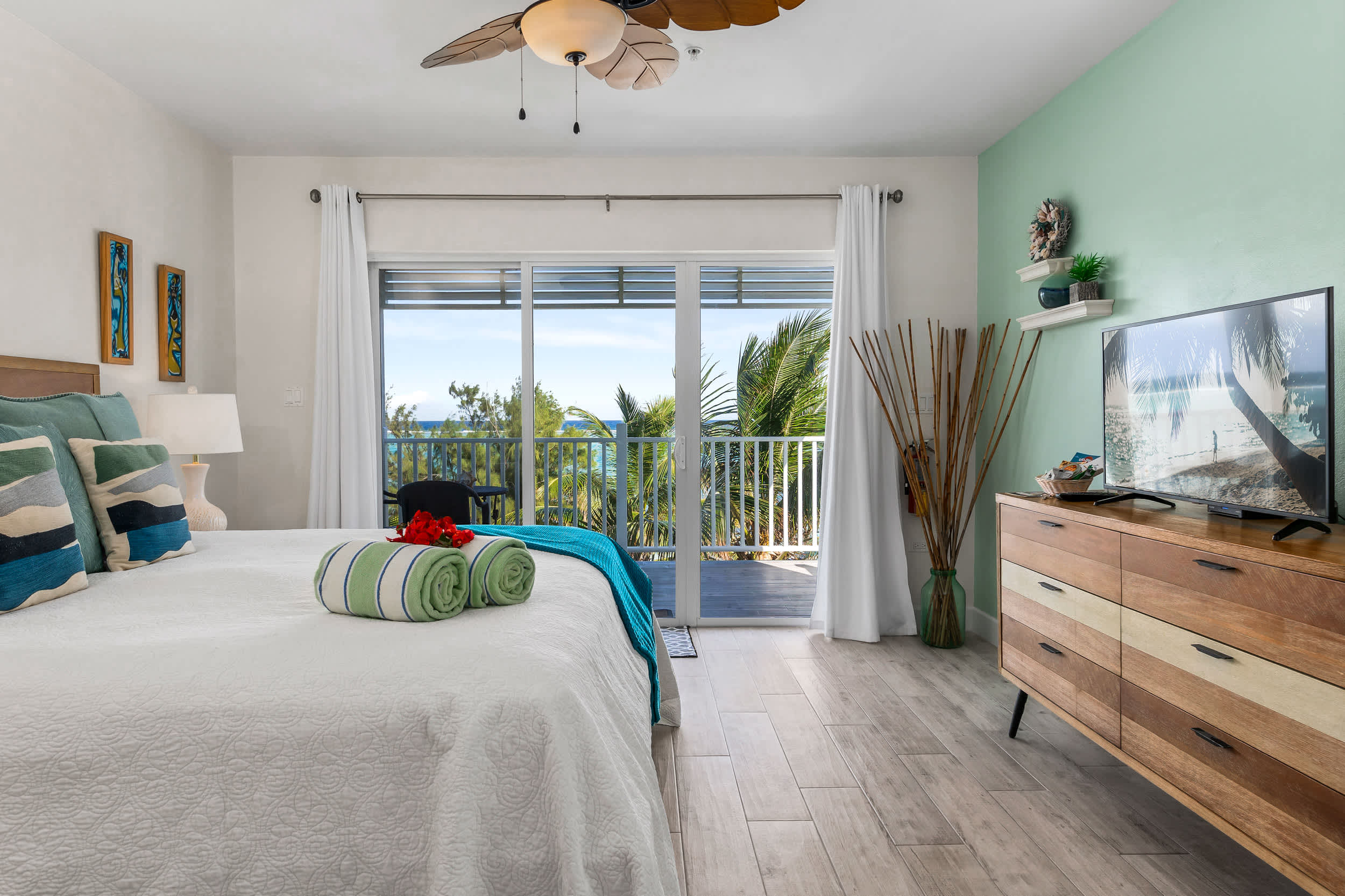 The Blue Iguana Oceanfront Studio Cottage in East End 2