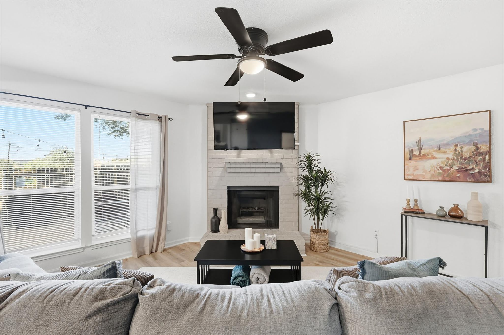 2-BD Modern Townhouse | Mins to 6 Flags, UT & More — Arlington, TX — vacation rental
