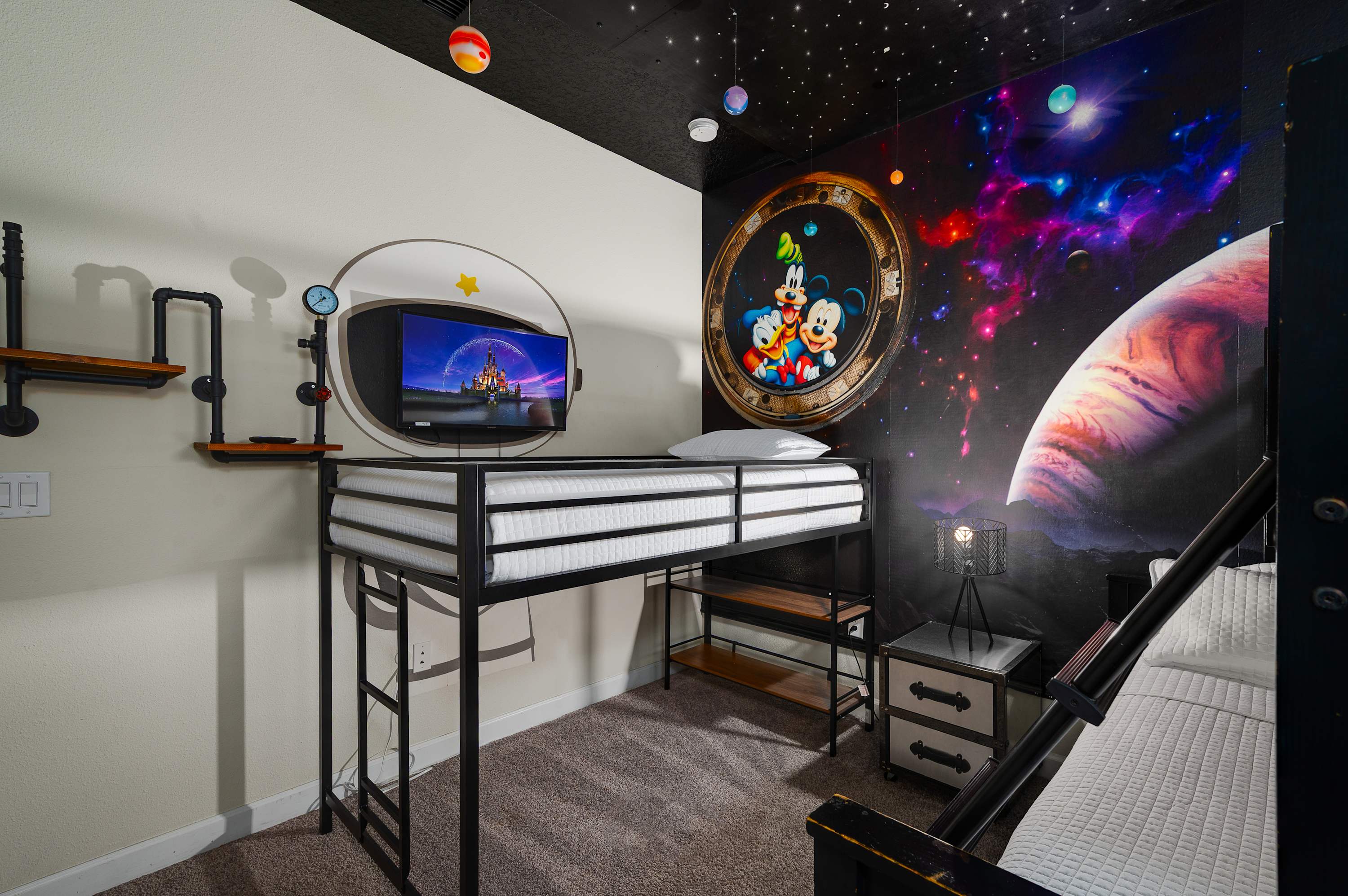 Family townhouse w/ pool & water park access