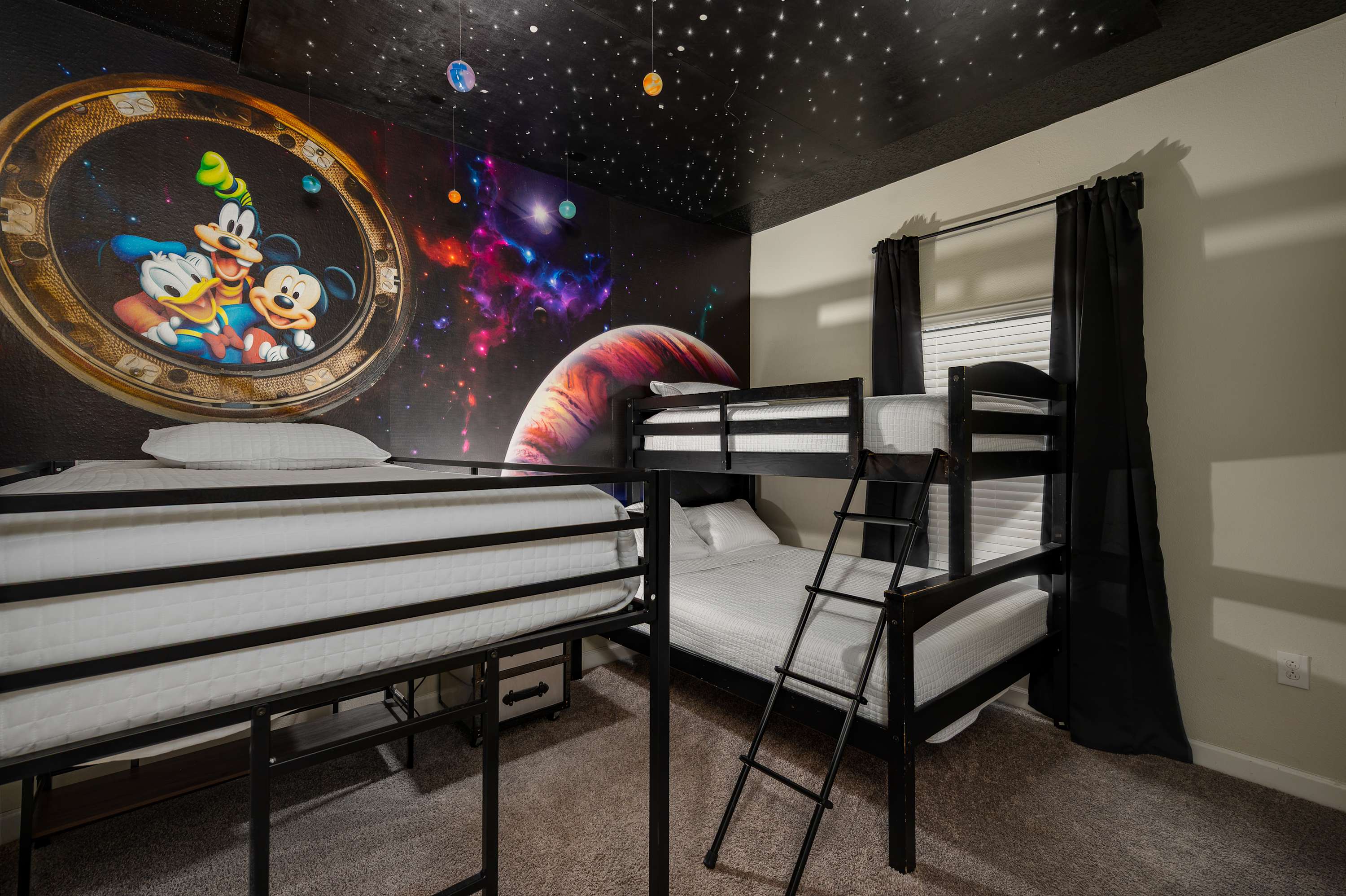 Family townhouse w/ pool & water park access