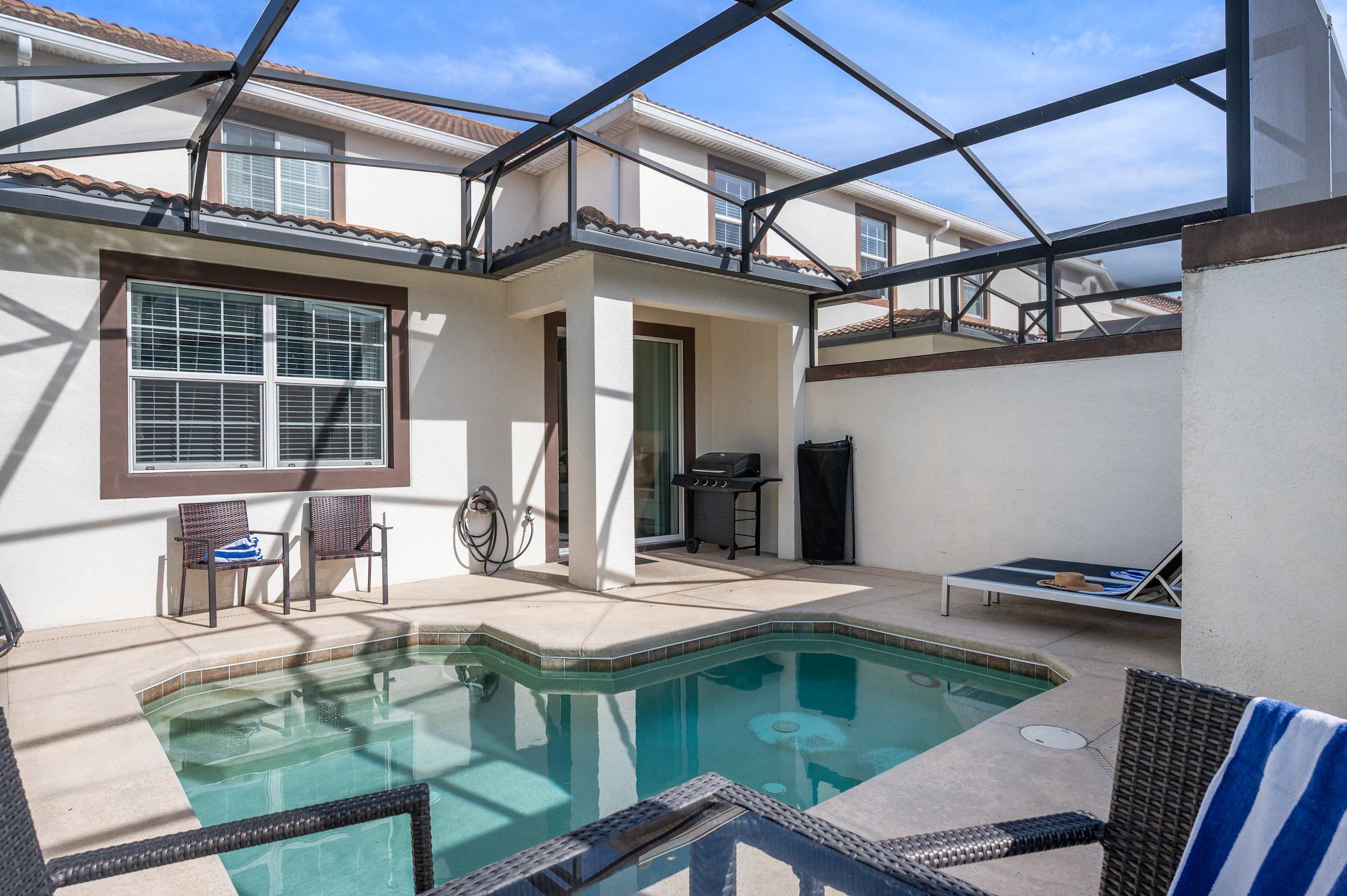 Family townhouse w/ pool & water park access
