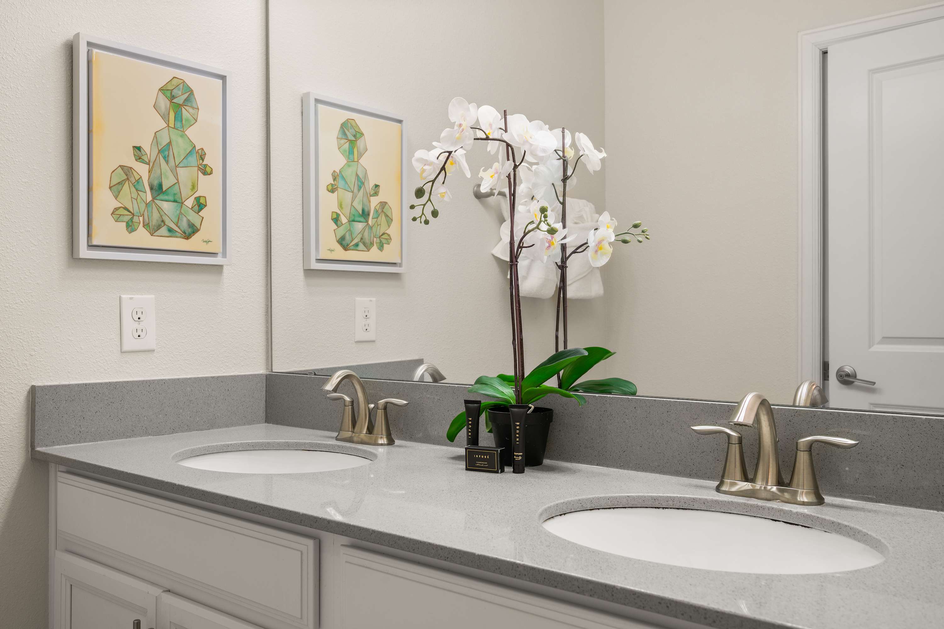 Family townhouse w/ pool & water park access