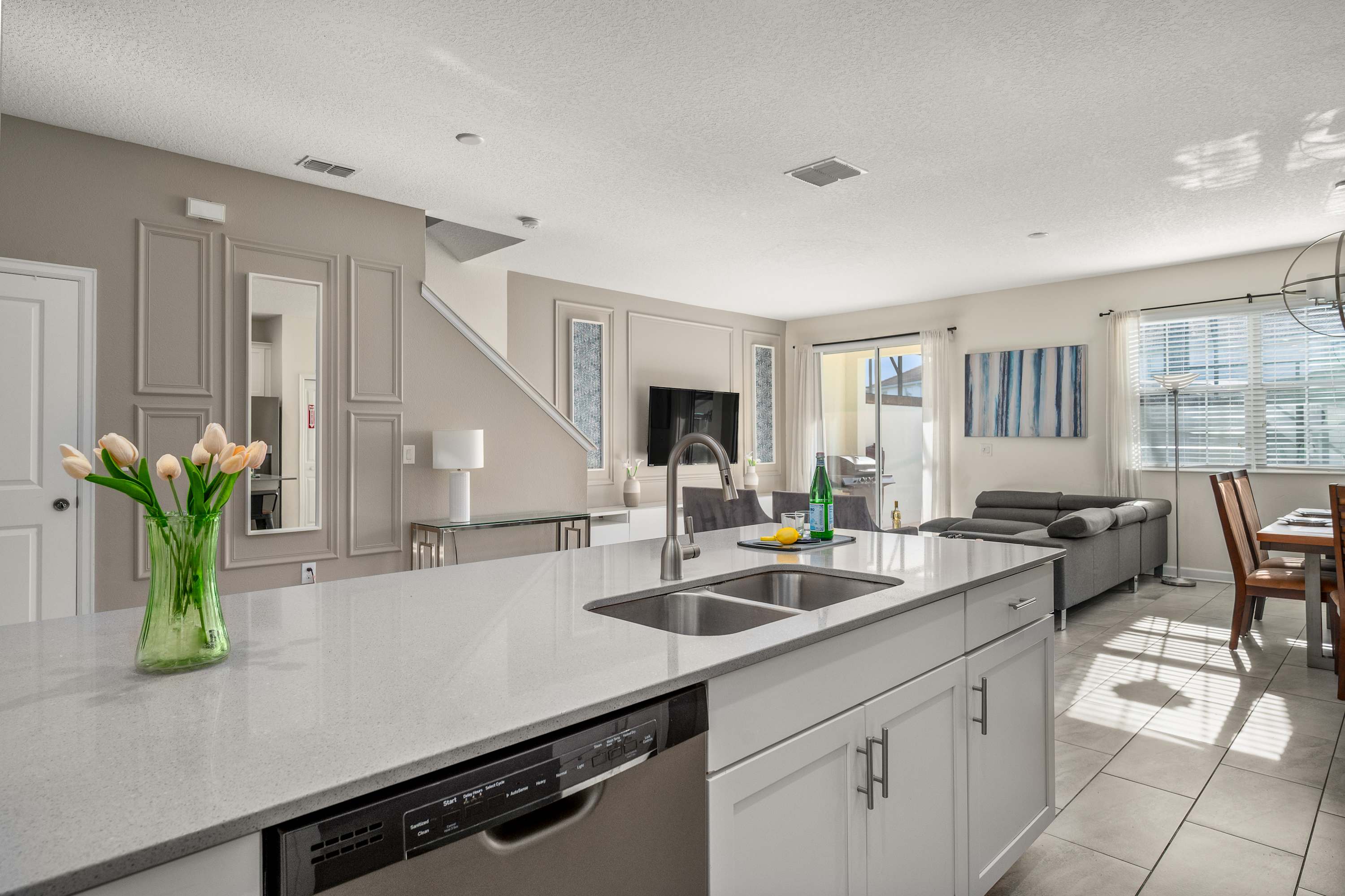 Family townhouse w/ pool & water park access