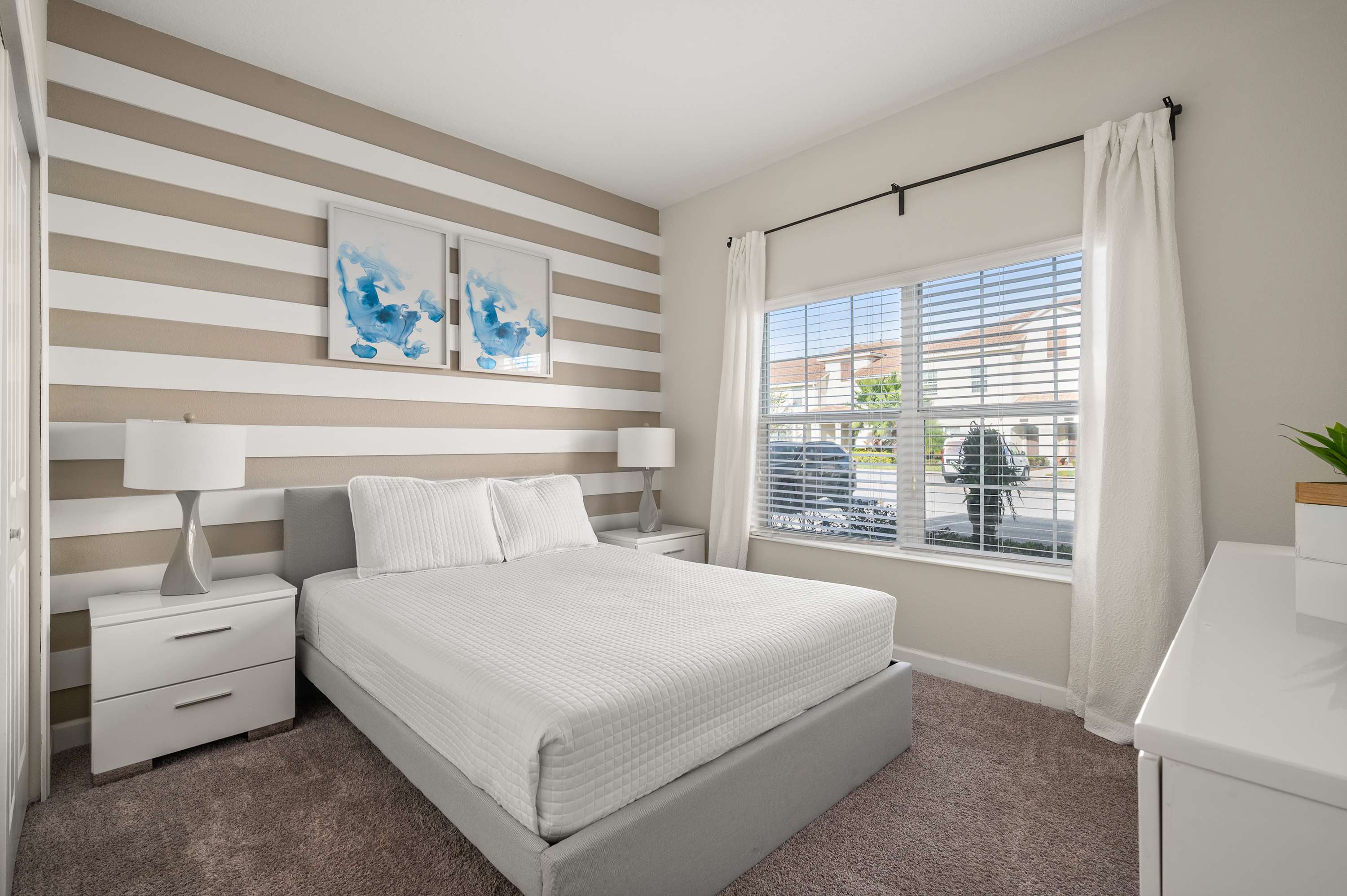 Family townhouse w/ pool & water park access