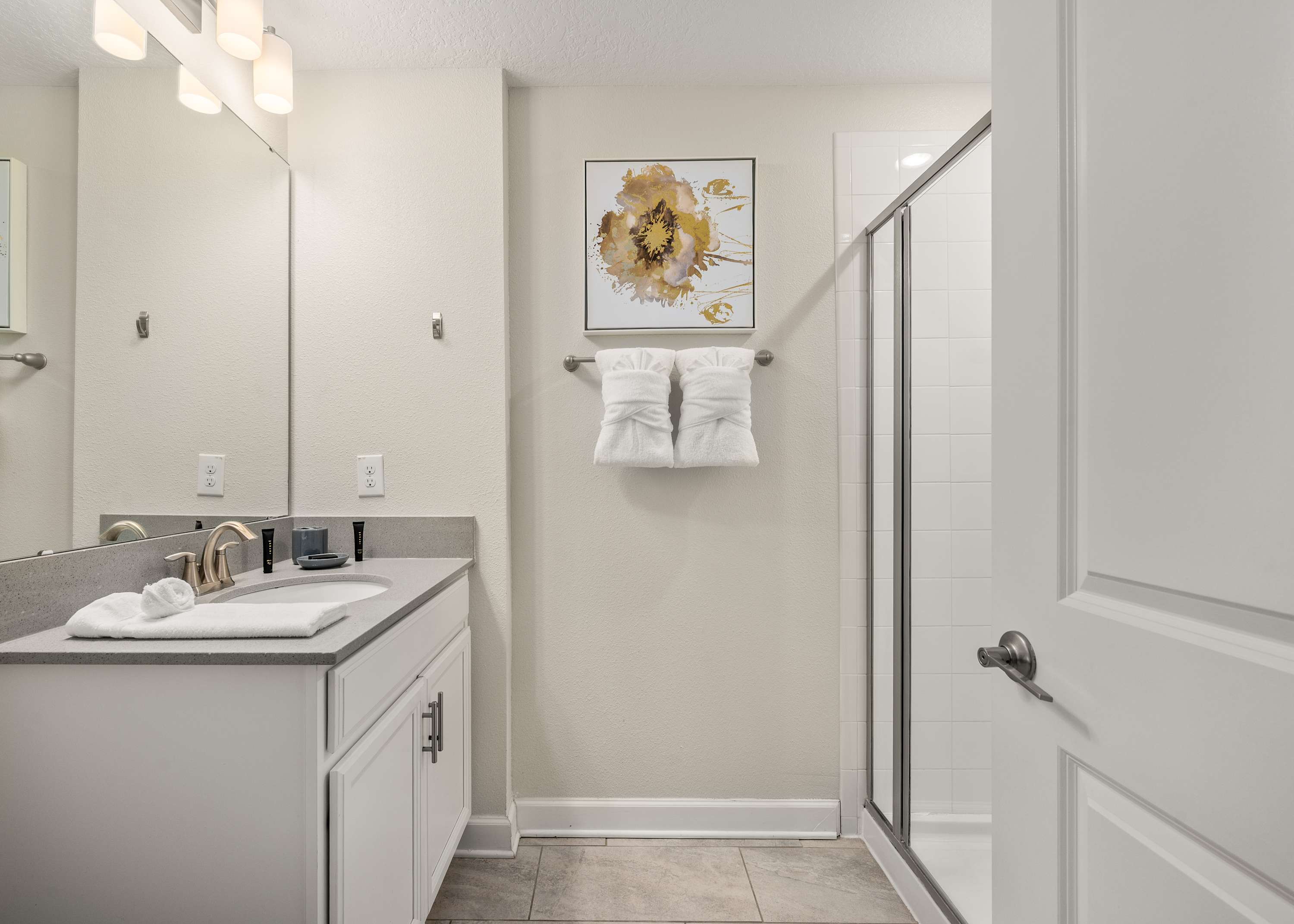 Family townhouse w/ pool & water park access