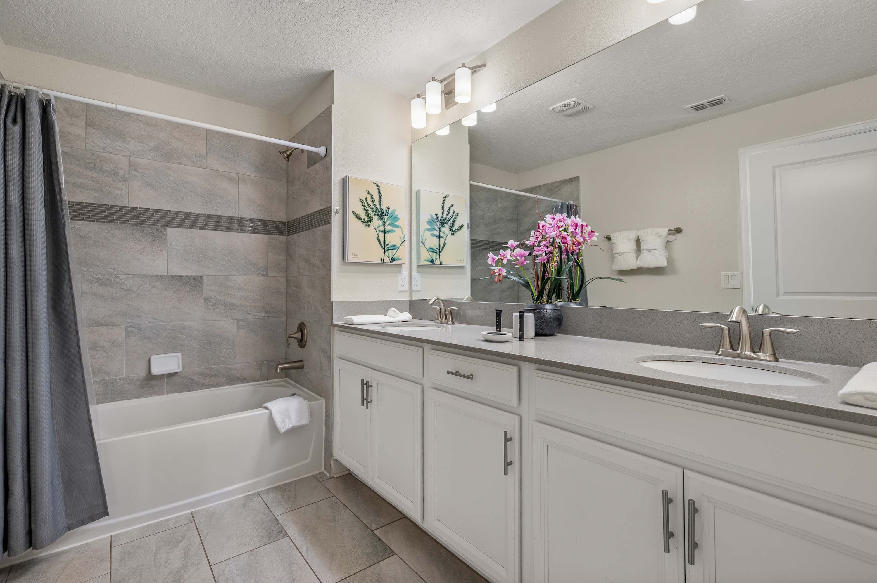 Family townhouse w/ pool & water park access