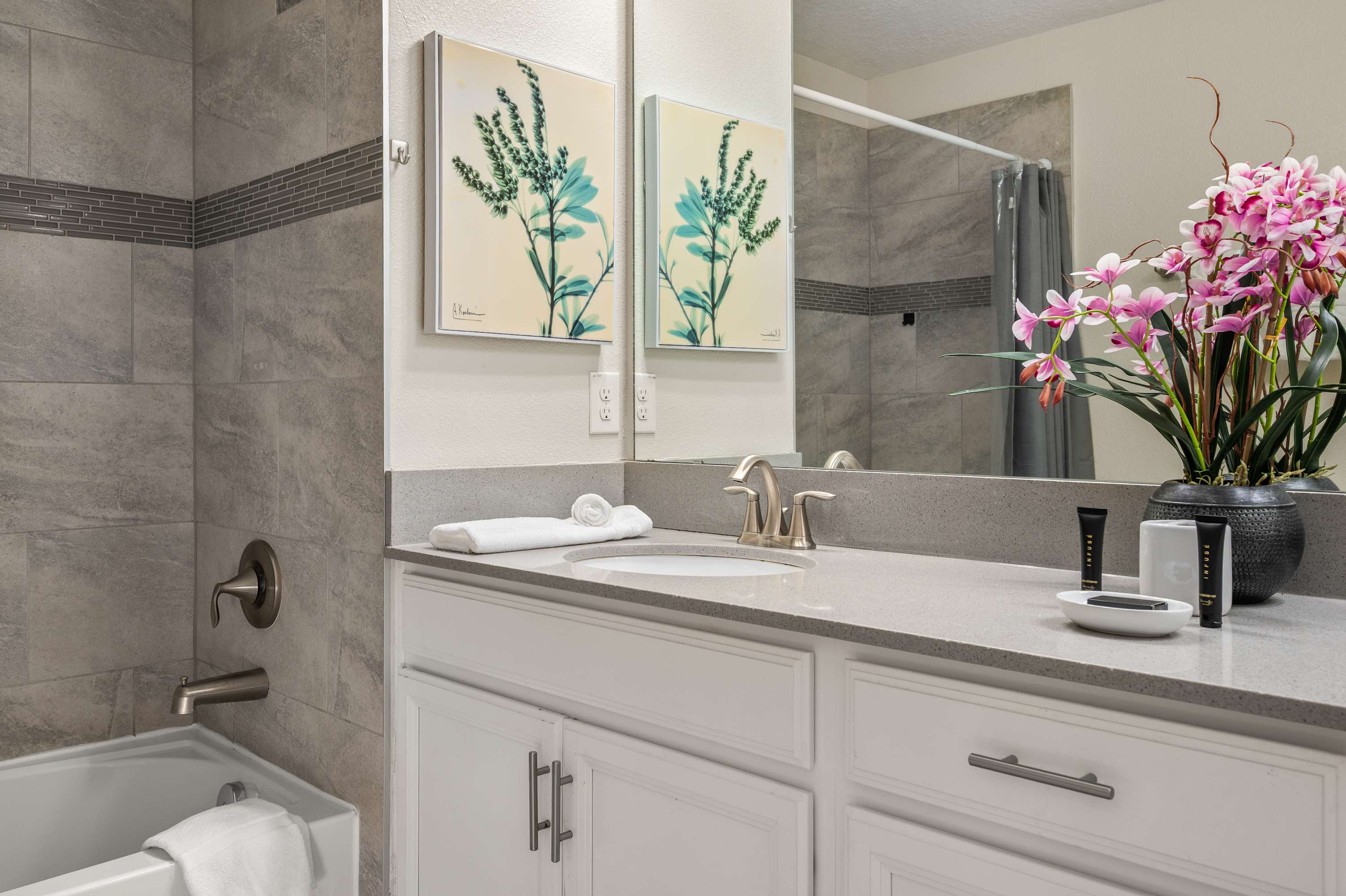 Family townhouse w/ pool & water park access