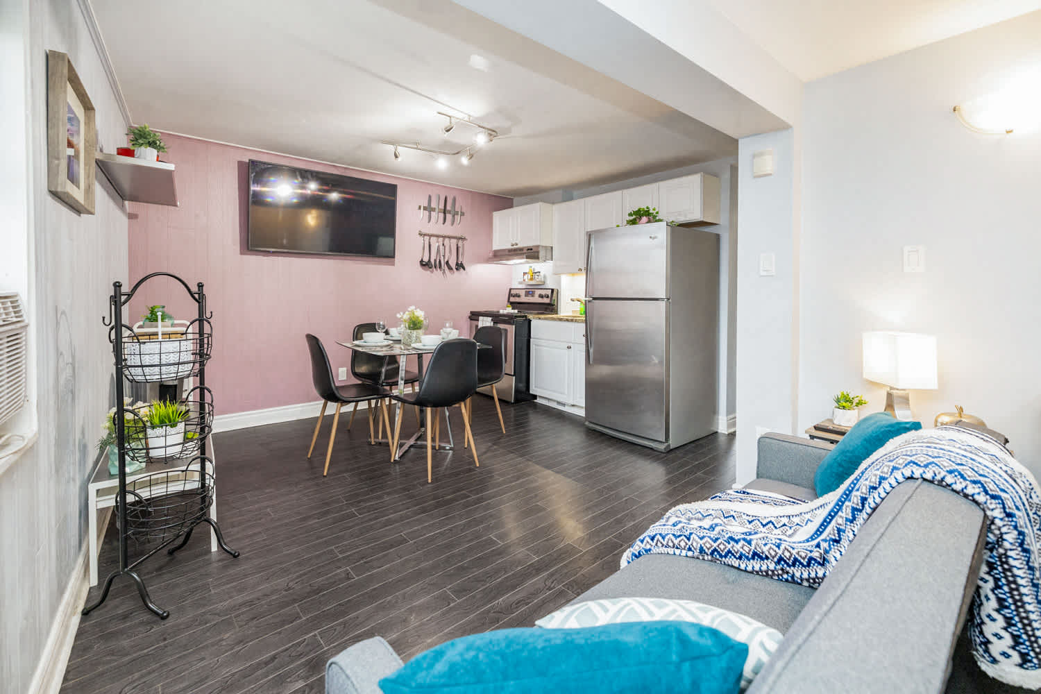 Bright and open-plan living area, kitchen and dining area 