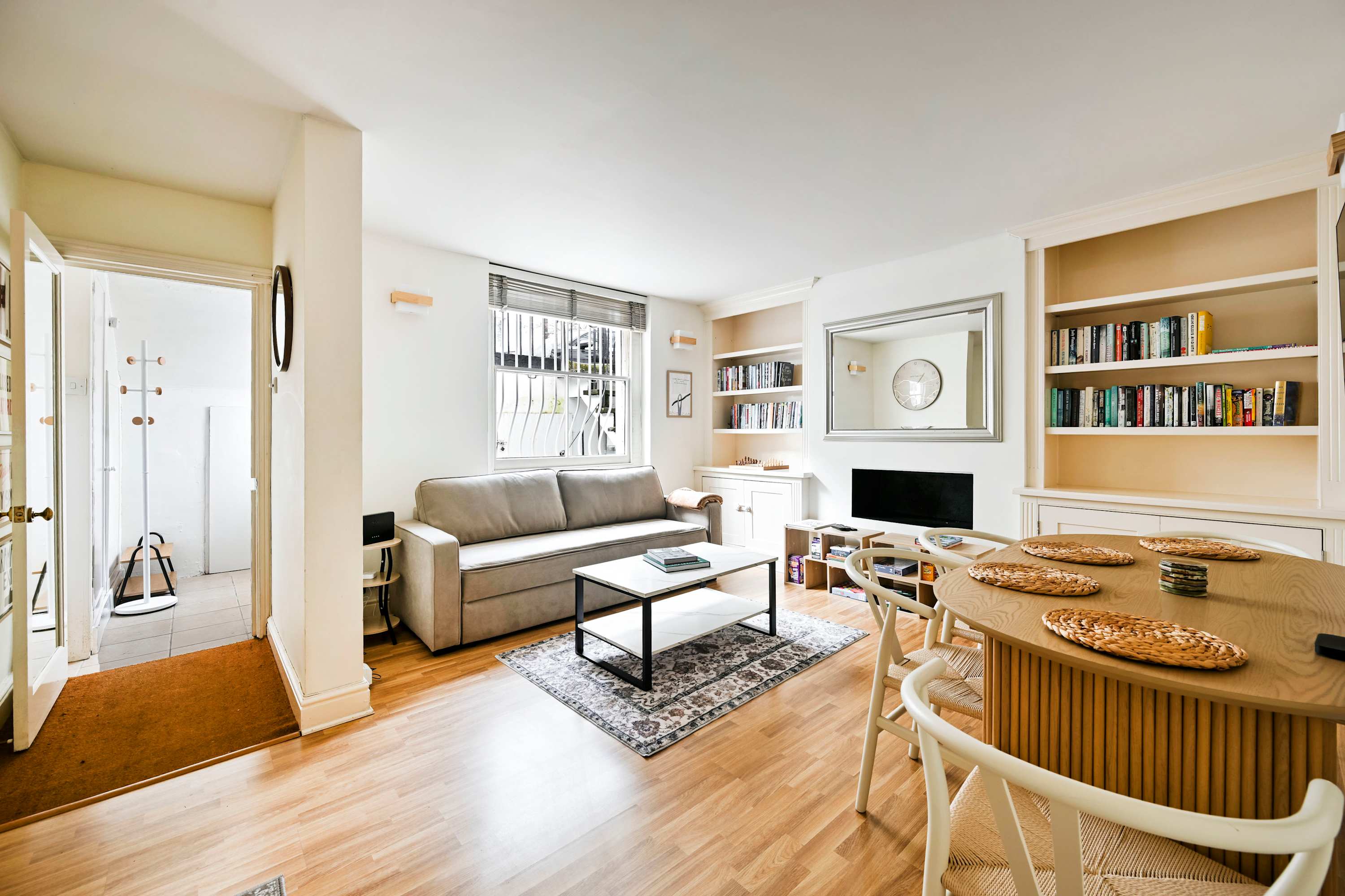 Chelsea Modern | King Bed, Workspace, Comfort serviced apartment - UK - VivreStays