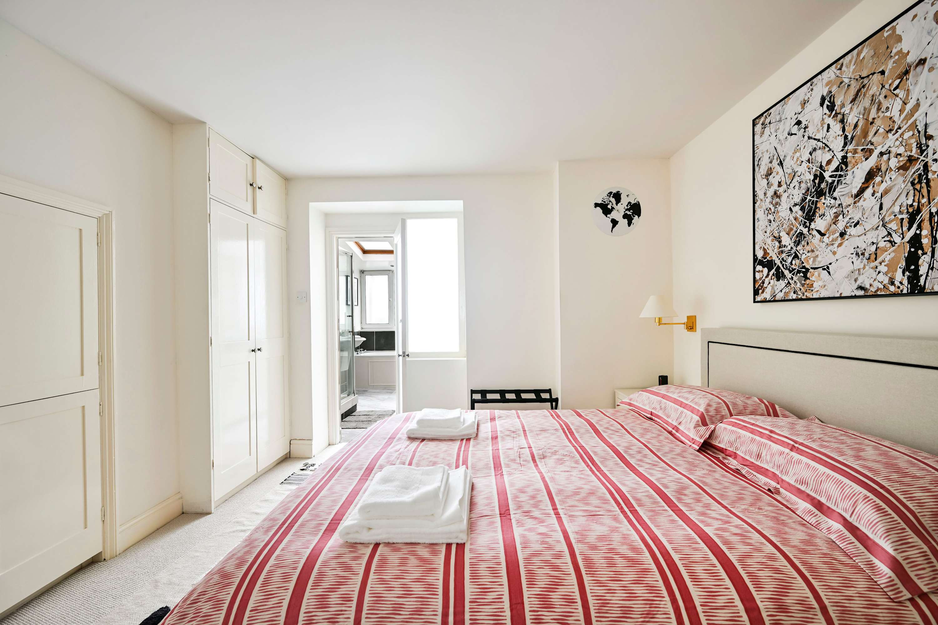 View Chelsea Modern | King Bed, Workspace, Comfort in 71A Ifield Road SW10 9AU Chelsea Modern | King Bed, Workspace, Comfort in 71A Ifield Road SW10 9AU - Property image 9 - VivreStays