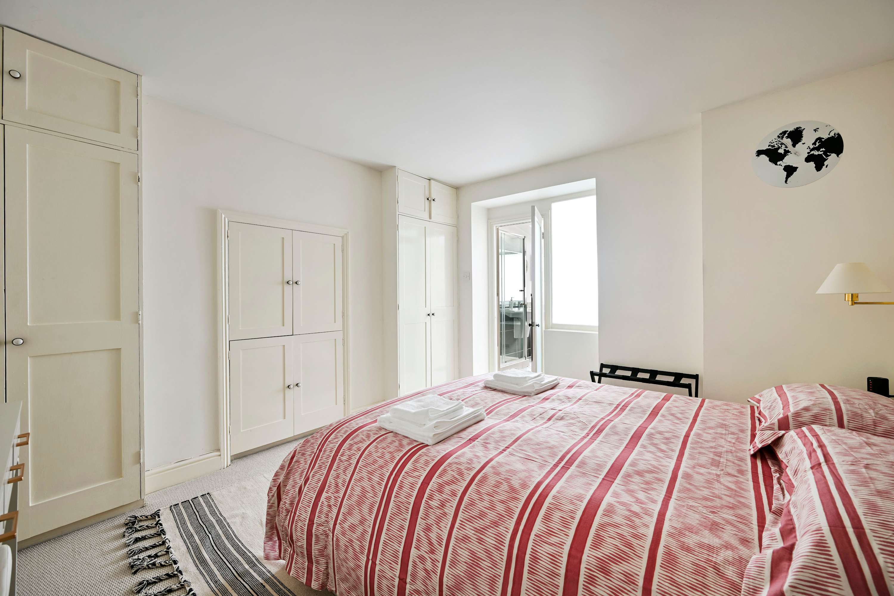 View Chelsea Modern | King Bed, Workspace, Comfort in 71A Ifield Road SW10 9AU Chelsea Modern | King Bed, Workspace, Comfort in 71A Ifield Road SW10 9AU - Property image 10 - VivreStays