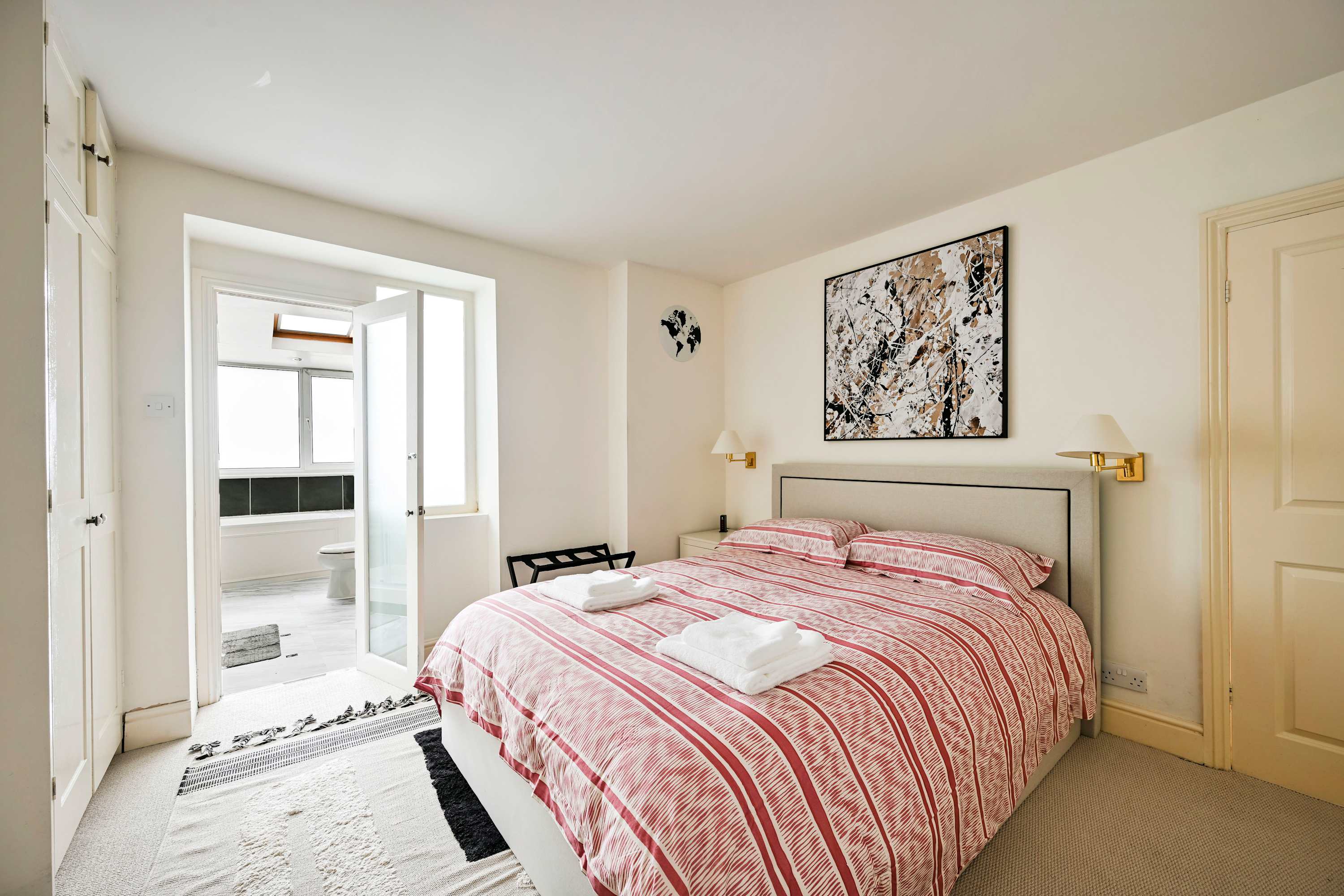 View Chelsea Modern | King Bed, Workspace, Comfort in 71A Ifield Road SW10 9AU Chelsea Modern | King Bed, Workspace, Comfort in 71A Ifield Road SW10 9AU - Property image 11 - VivreStays
