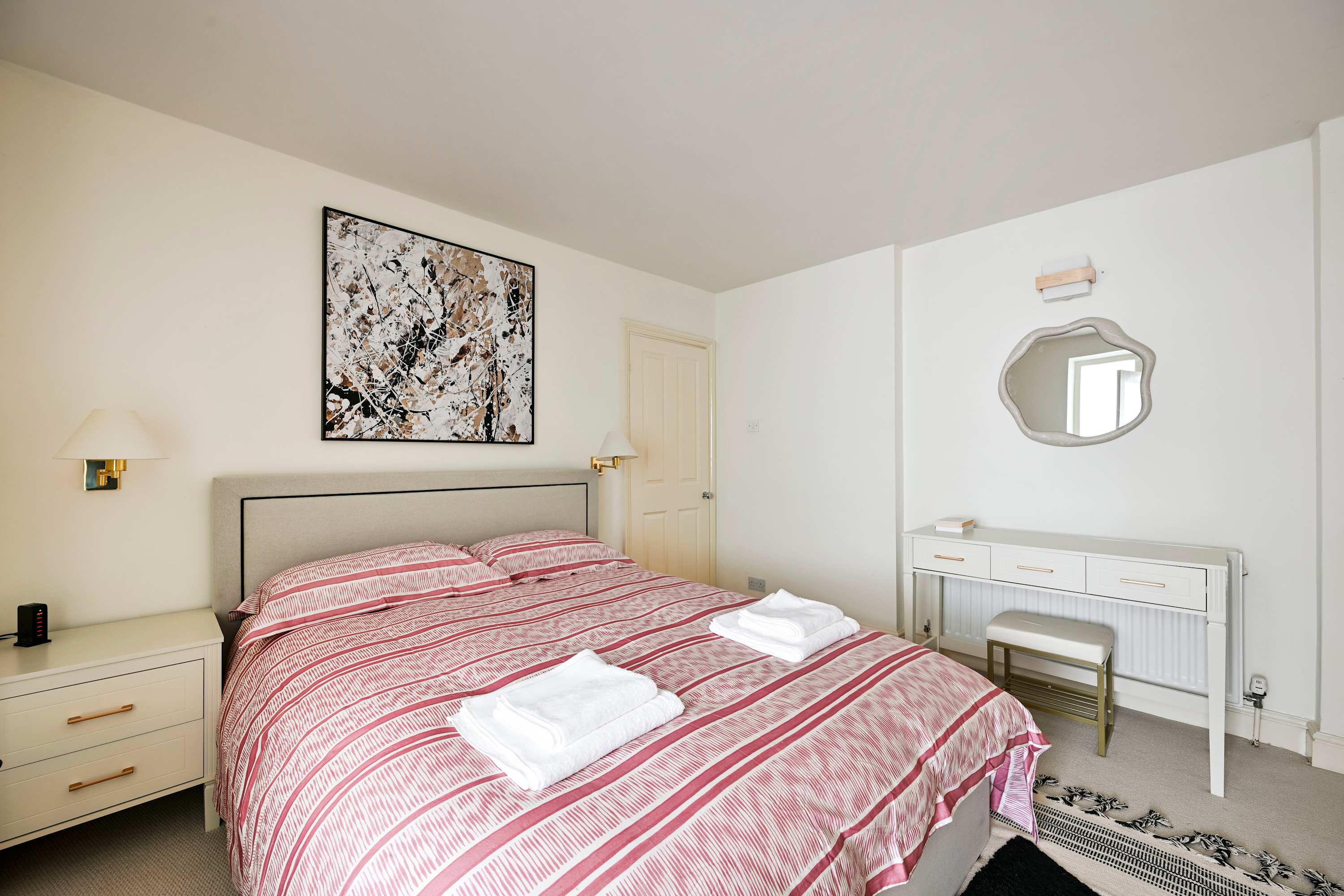 View Chelsea Modern | King Bed, Workspace, Comfort in 71A Ifield Road SW10 9AU Chelsea Modern | King Bed, Workspace, Comfort in 71A Ifield Road SW10 9AU - Property image 12 - VivreStays