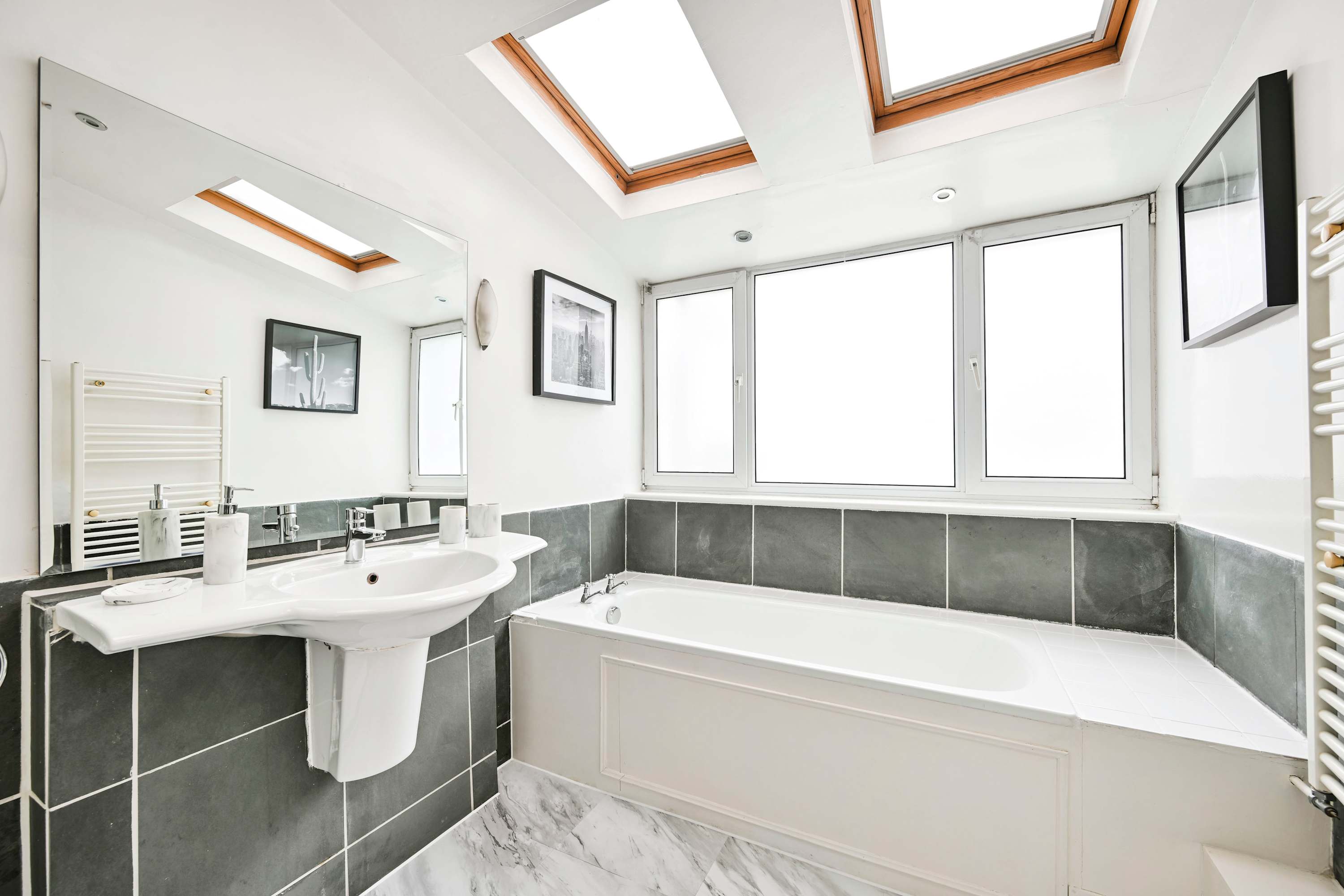 View Chelsea Modern | King Bed, Workspace, Comfort in 71A Ifield Road SW10 9AU Chelsea Modern | King Bed, Workspace, Comfort in 71A Ifield Road SW10 9AU - Property image 14 - VivreStays