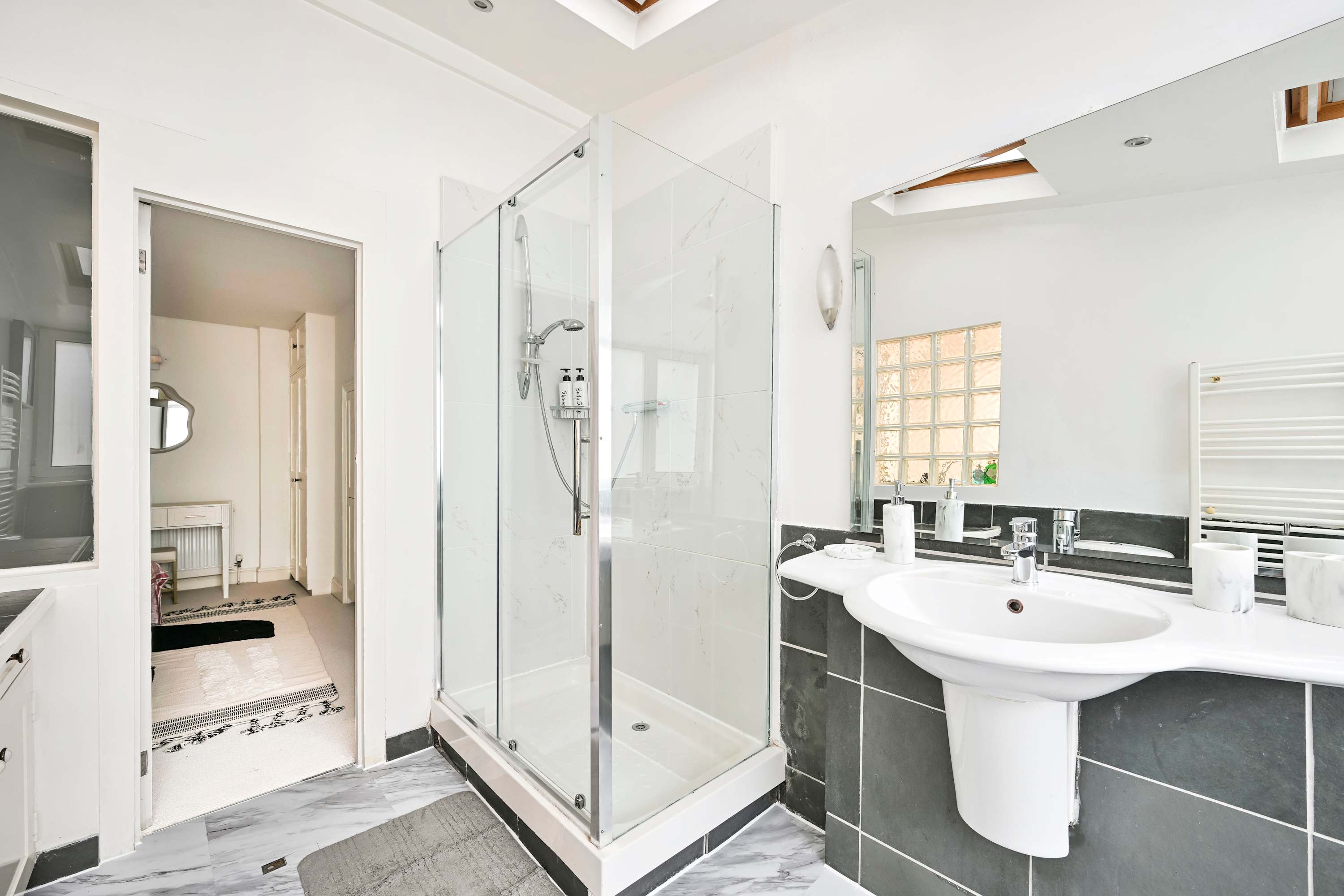 View Chelsea Modern | King Bed, Workspace, Comfort in 71A Ifield Road SW10 9AU Chelsea Modern | King Bed, Workspace, Comfort in 71A Ifield Road SW10 9AU - Property image 15 - VivreStays