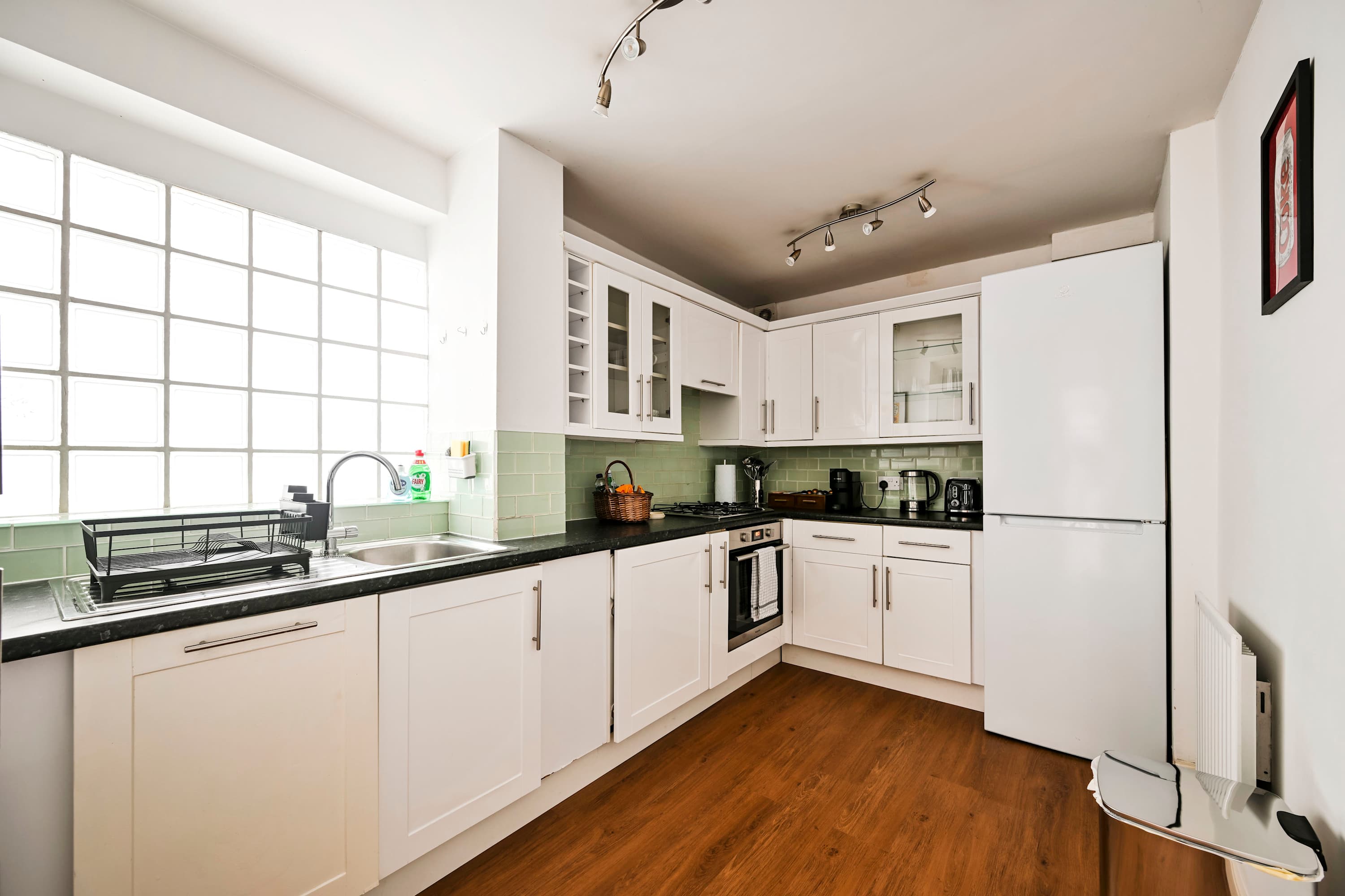 View Chelsea Modern | King Bed, Workspace, Comfort in 71A Ifield Road SW10 9AU Chelsea Modern | King Bed, Workspace, Comfort in 71A Ifield Road SW10 9AU - Property image 5 - VivreStays