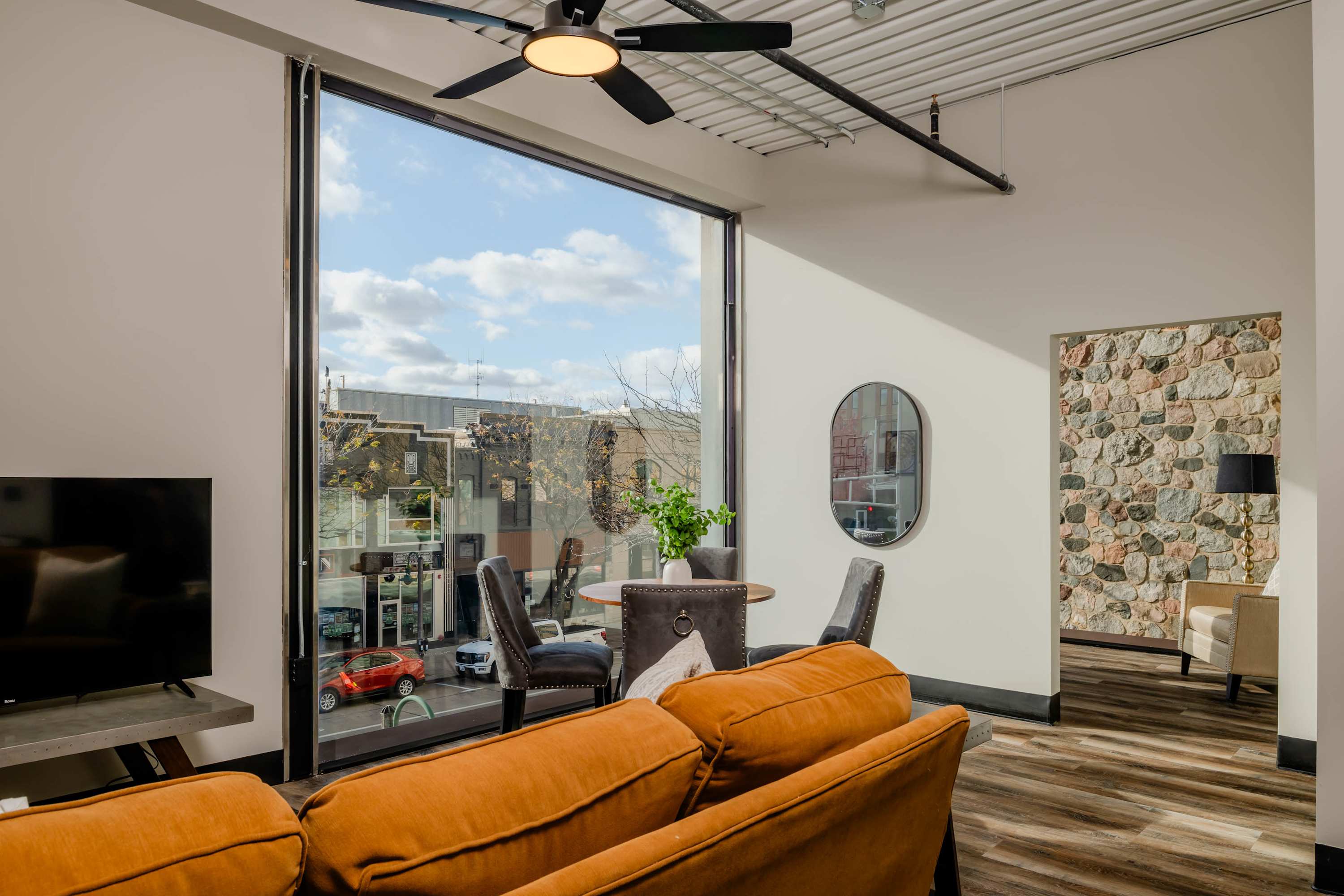 Modern Kitchen And Free Parking - Stylish Downtown Retreat - アップルトン, WI