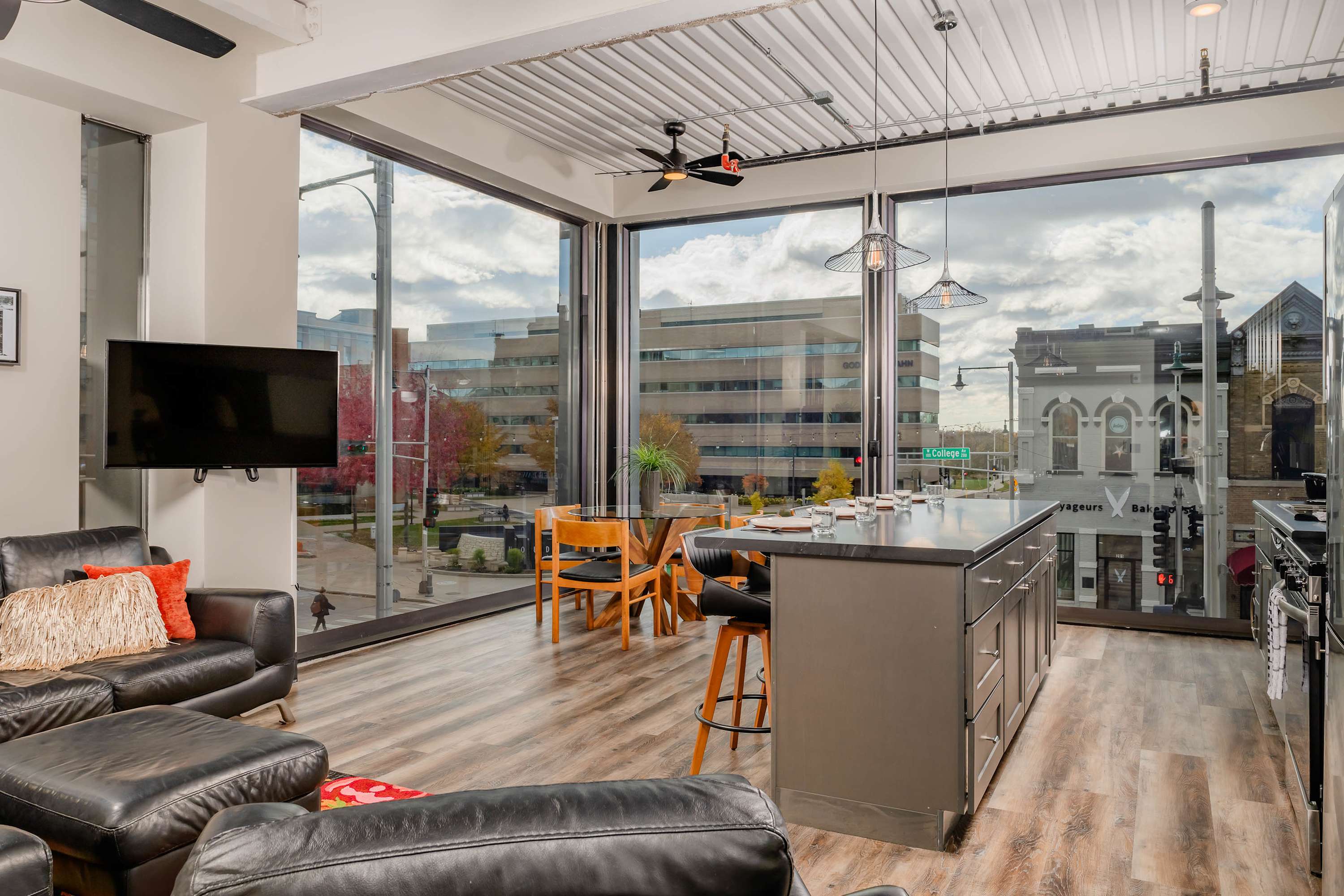 Downtown Penthouse W/ City Views & Free Parking - アップルトン, WI