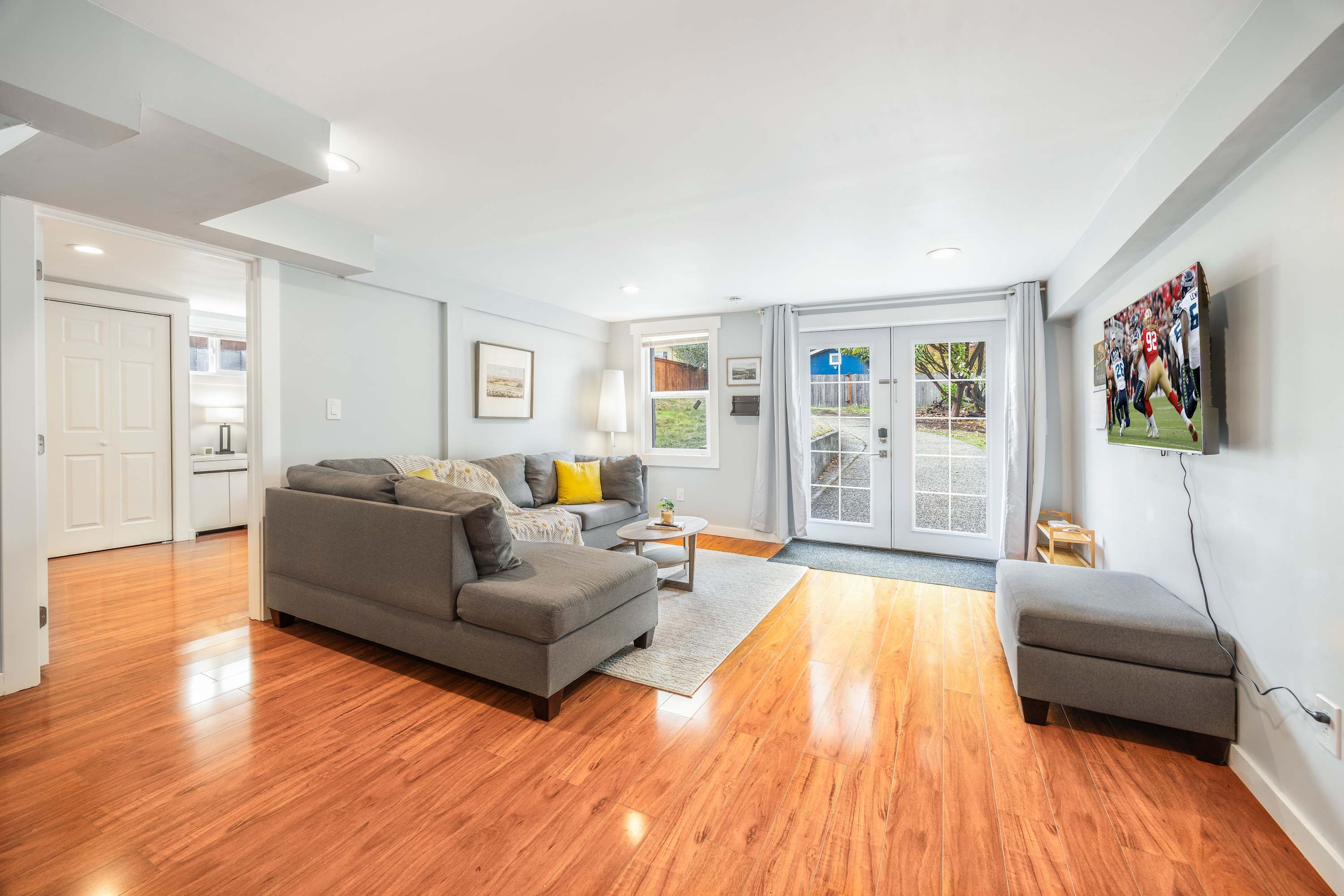 Spacious 2BR Home, Backyard Parking & UW