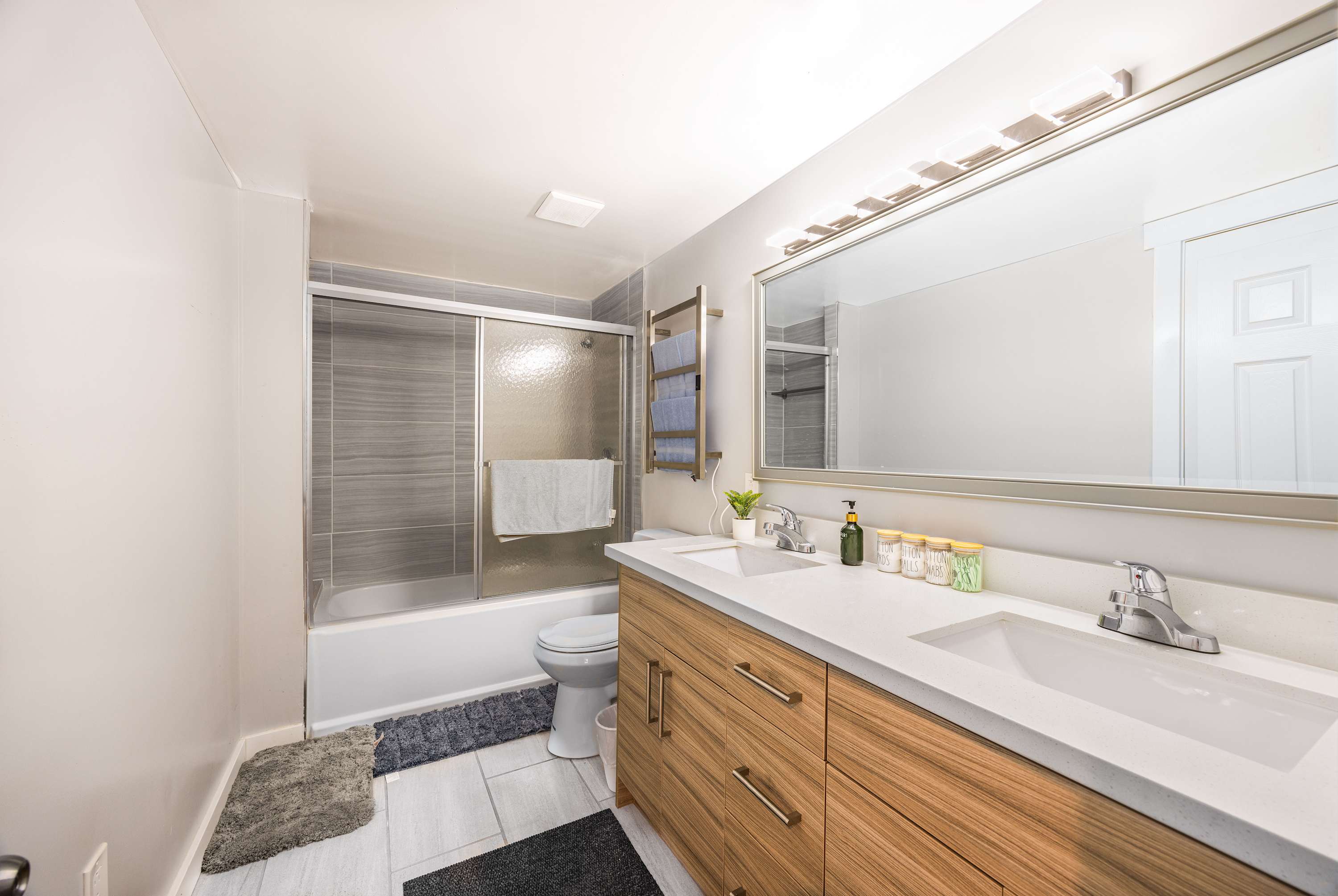 Spacious 2BR Home, Backyard Parking & UW