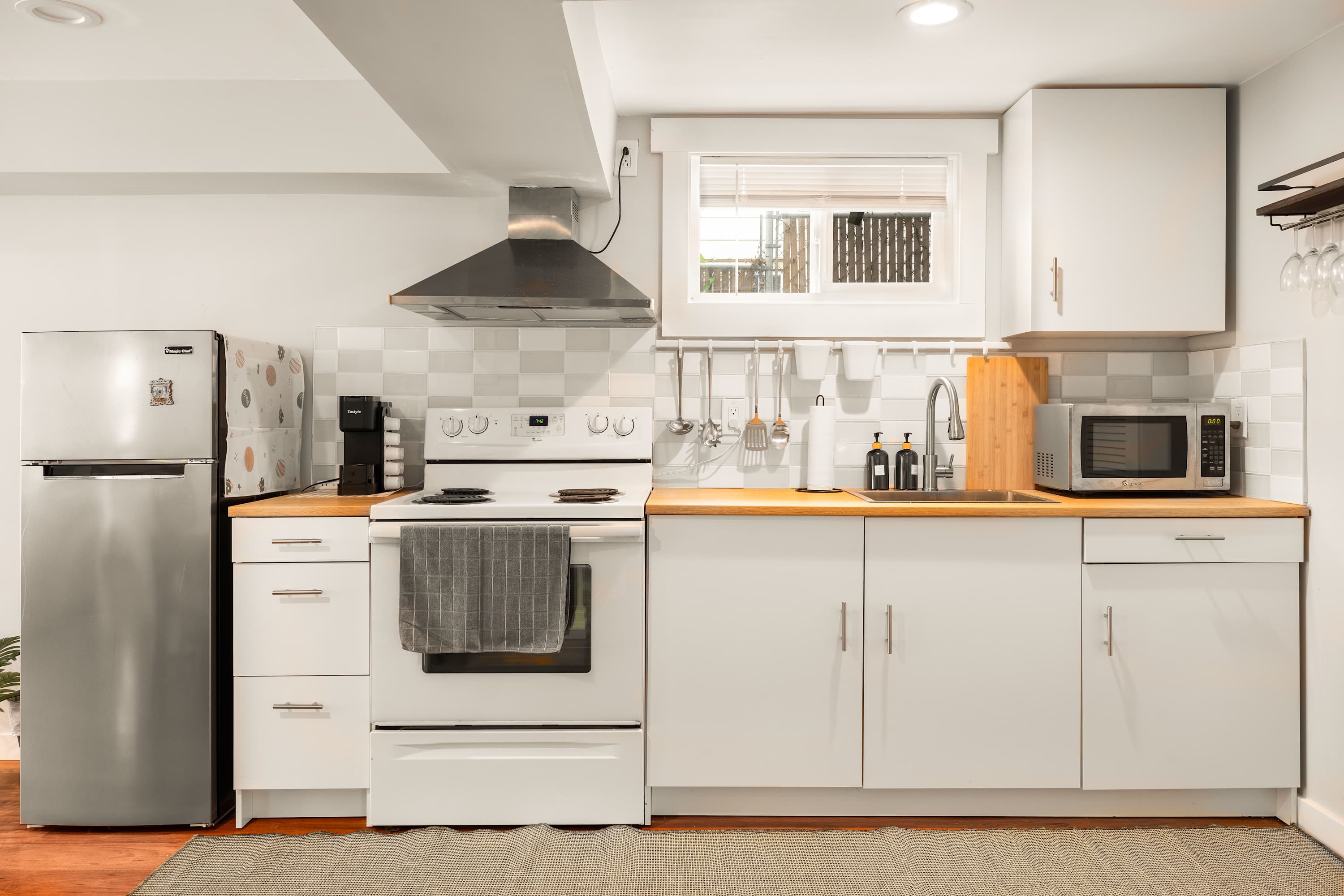 Spacious 2BR Home, Backyard Parking & UW