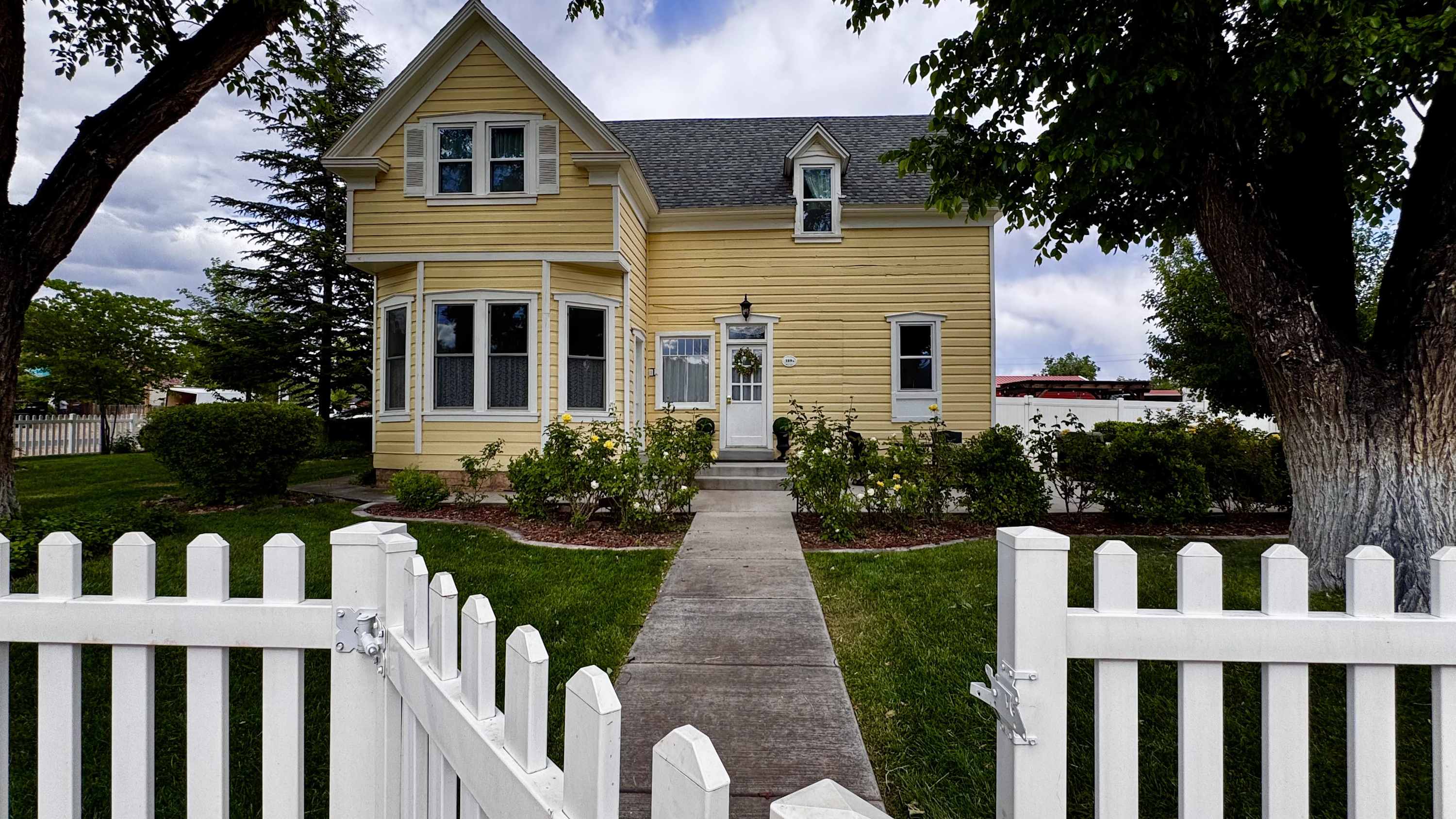 Stunning Historic Home in Kanab, Utah. Close proximity to Zion and Bryce Canyon. Incredible stargazing opportunities!