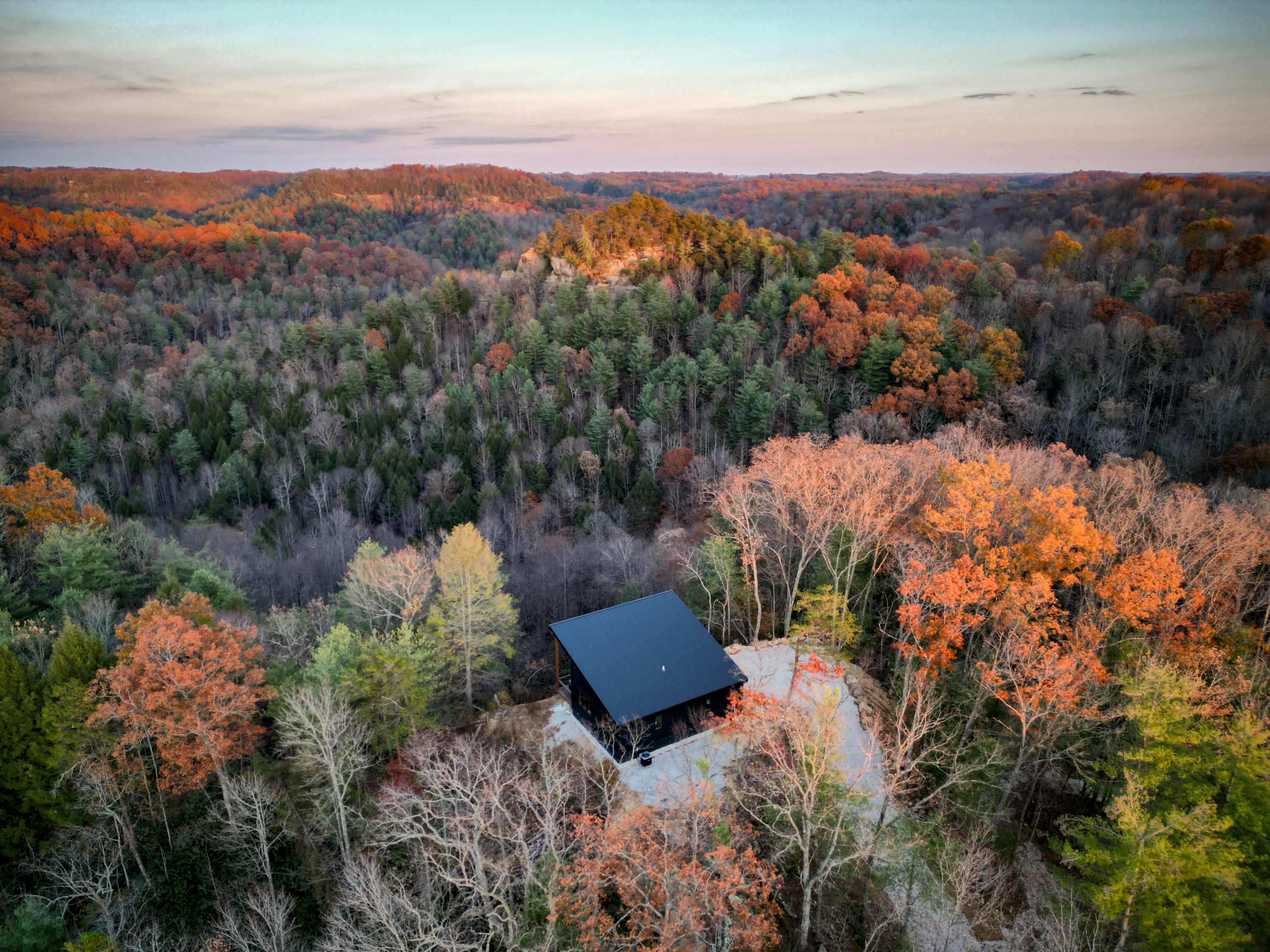 Top Shelf | Epic Views • Hot Tub • Modern RRG Stay — Pine Ridge, KY — vacation rental