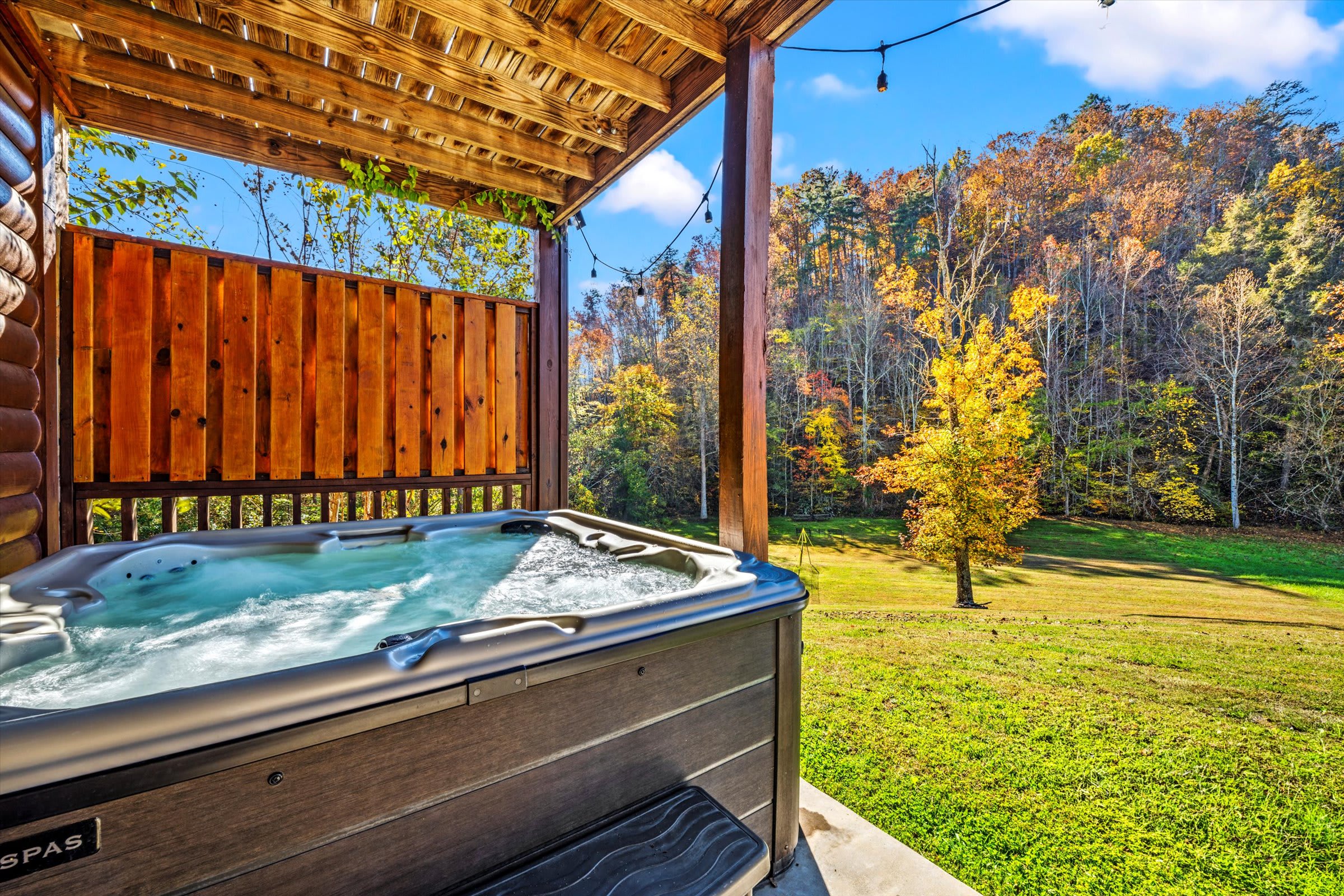 Cabin Getaway Hot Tub, Fire Pit & Mountain Views!