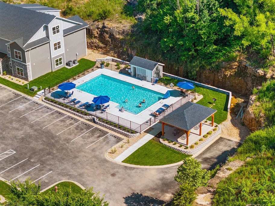 Crossroads Vistas - 3BDR Condo | Photo 2