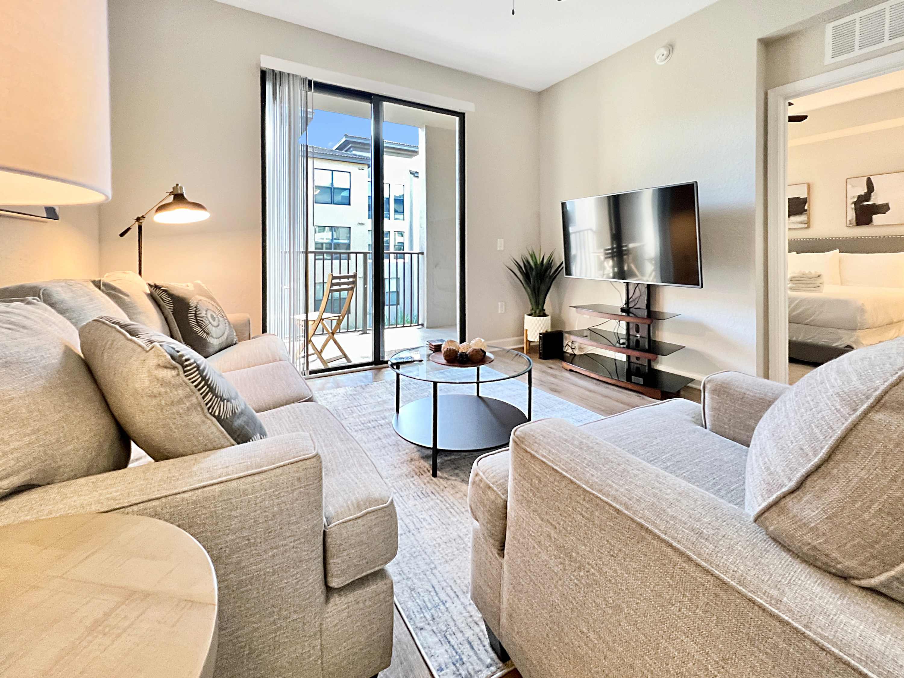 Luxury Westshore Living, Work Desk, Pet Friendly!