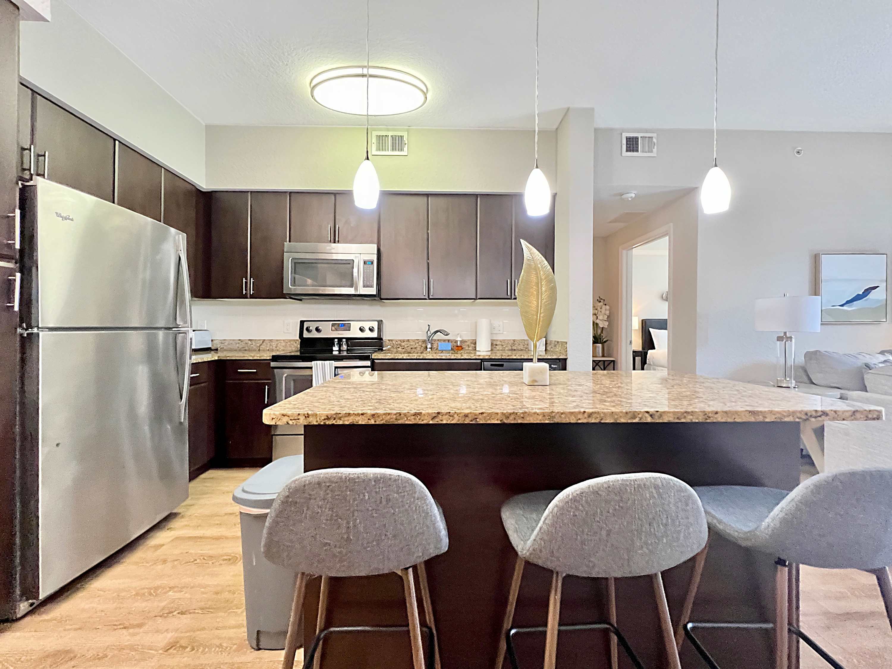 Luxury Westshore Living, Work Desk, Pet Friendly!