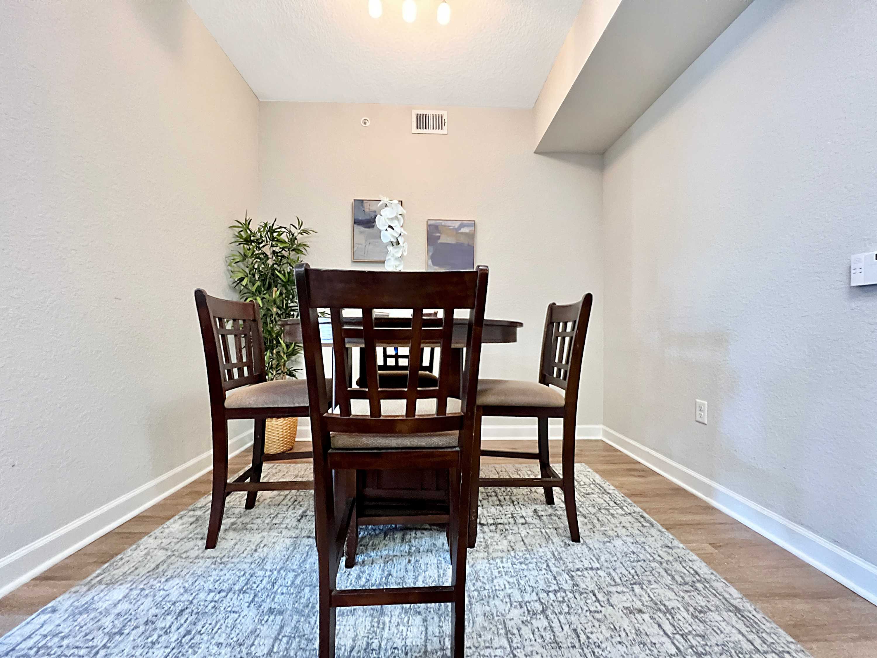 Luxury Westshore Living, Work Desk, Pet Friendly!