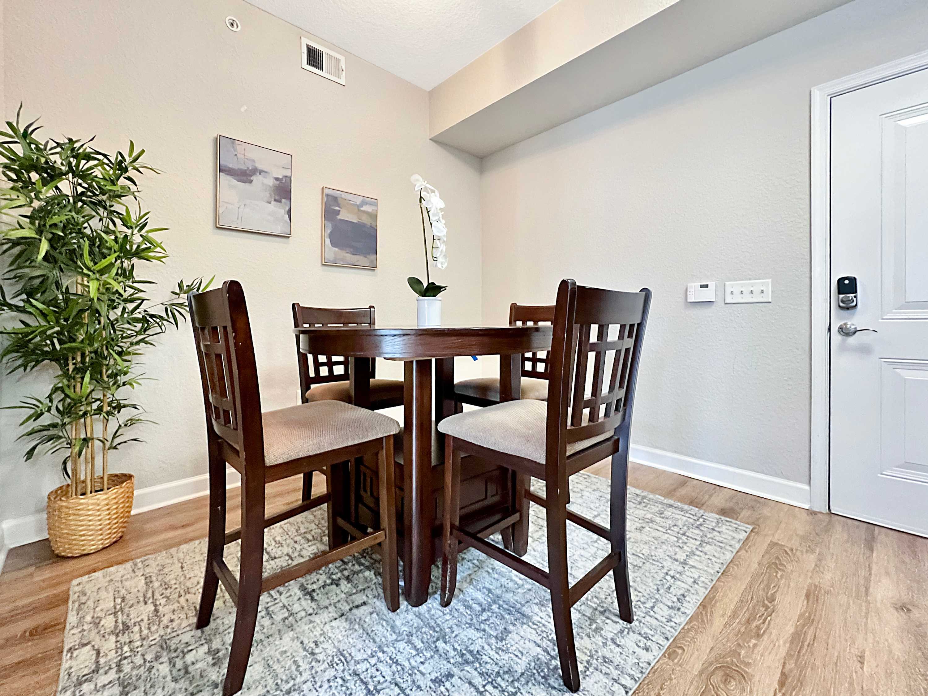 Luxury Westshore Living, Work Desk, Pet Friendly!