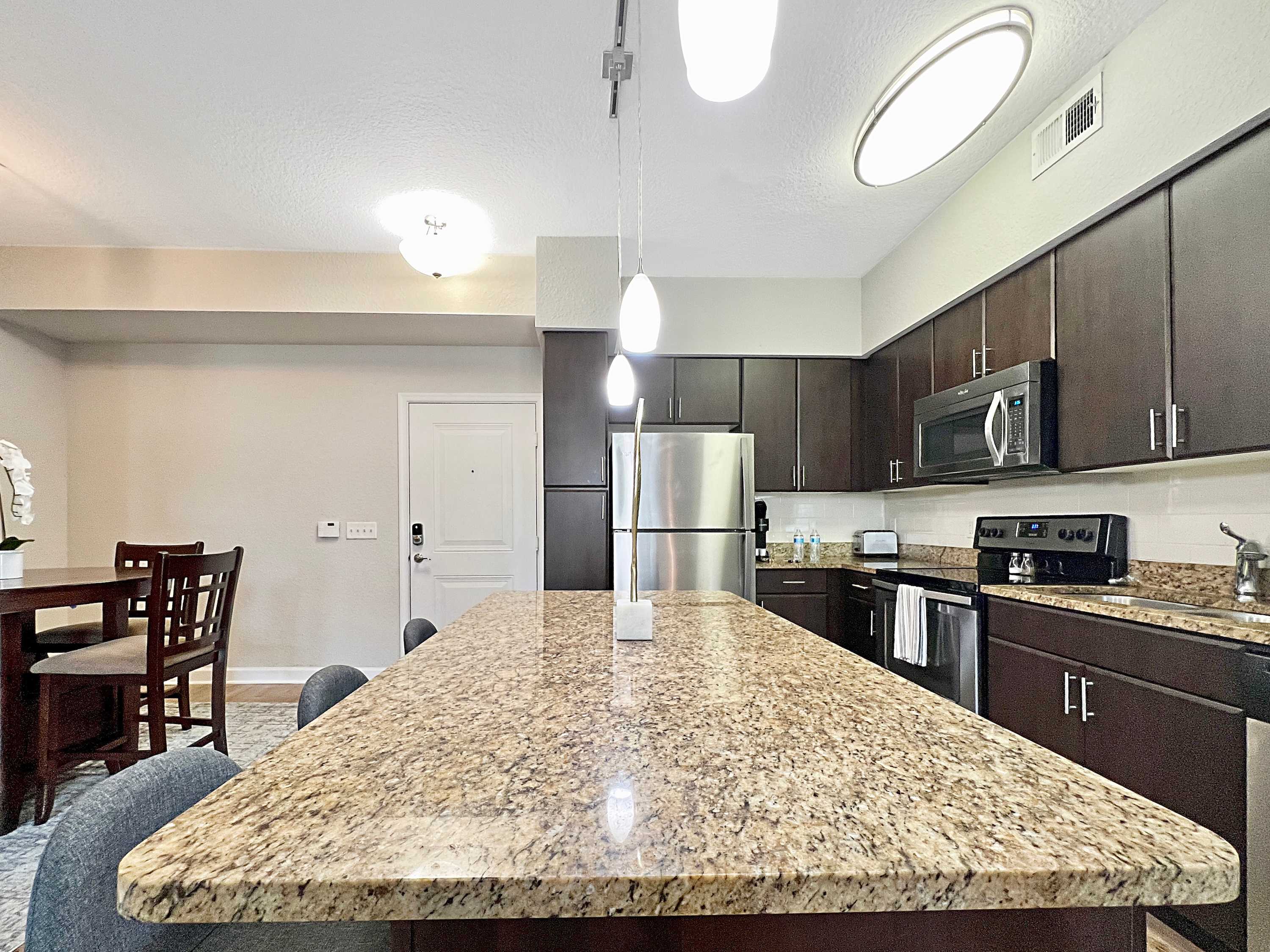 Luxury Westshore Living, Work Desk, Pet Friendly!