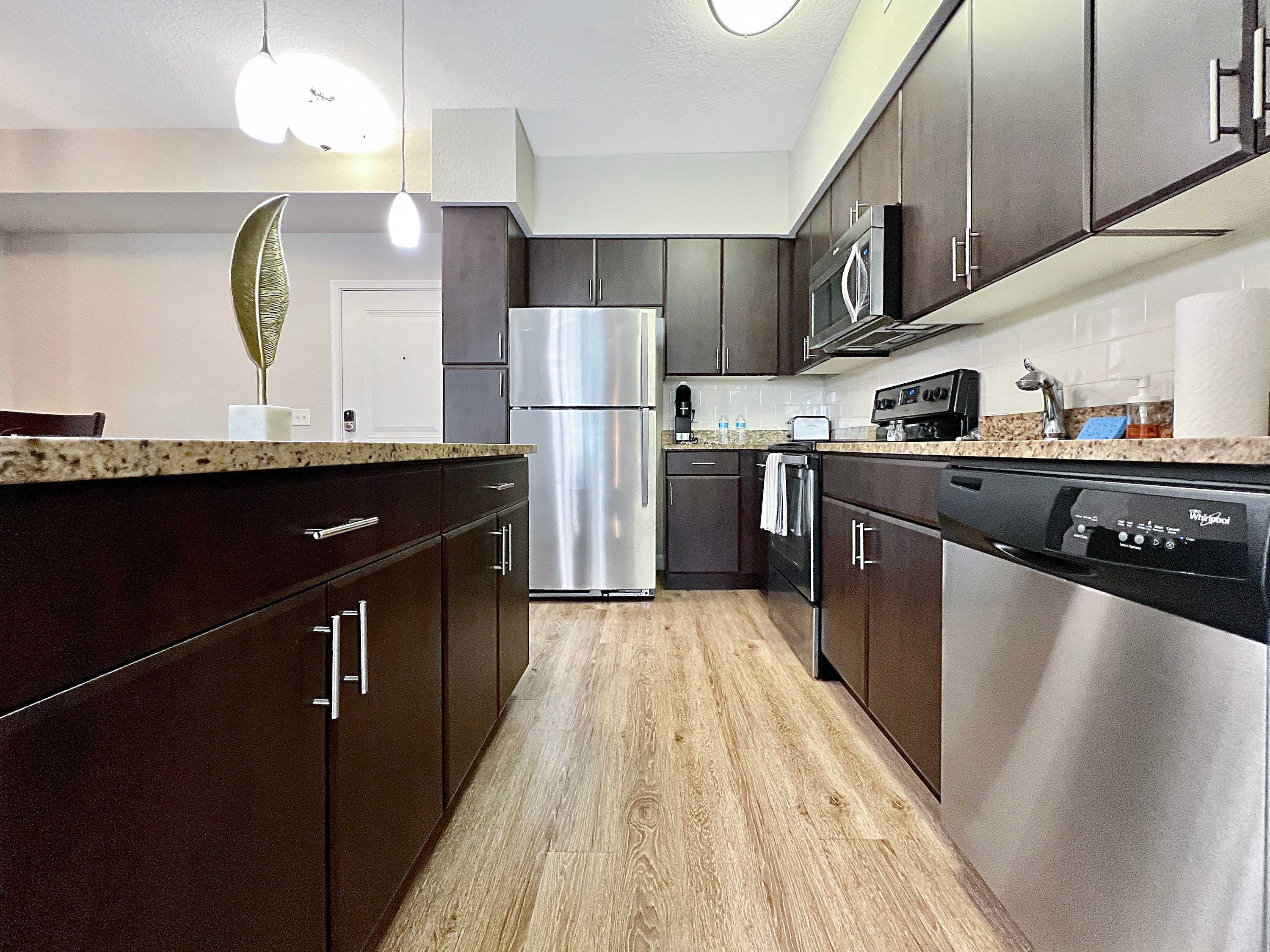 Luxury Westshore Living, Work Desk, Pet Friendly!