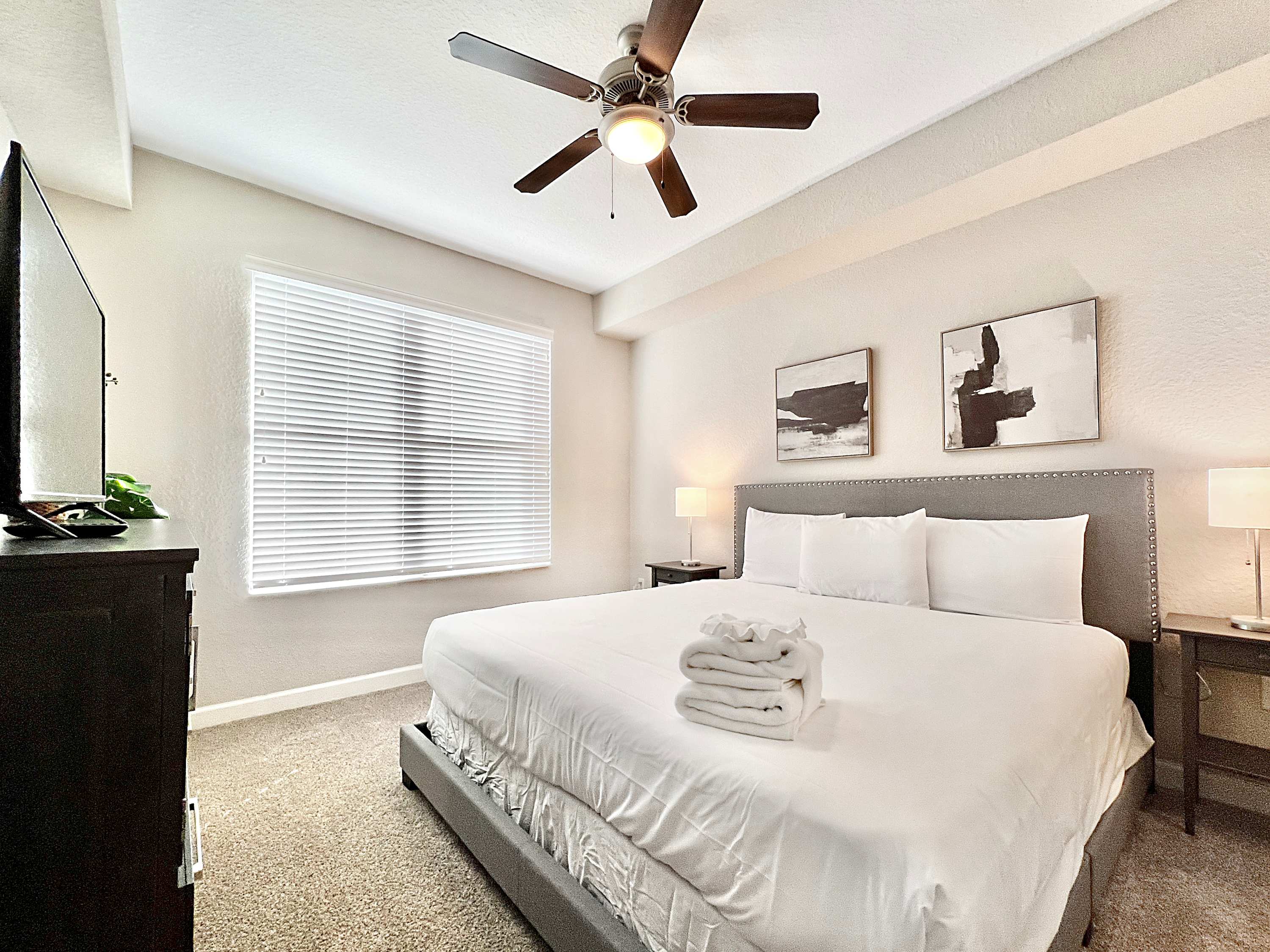 Luxury Westshore Living, Work Desk, Pet Friendly!