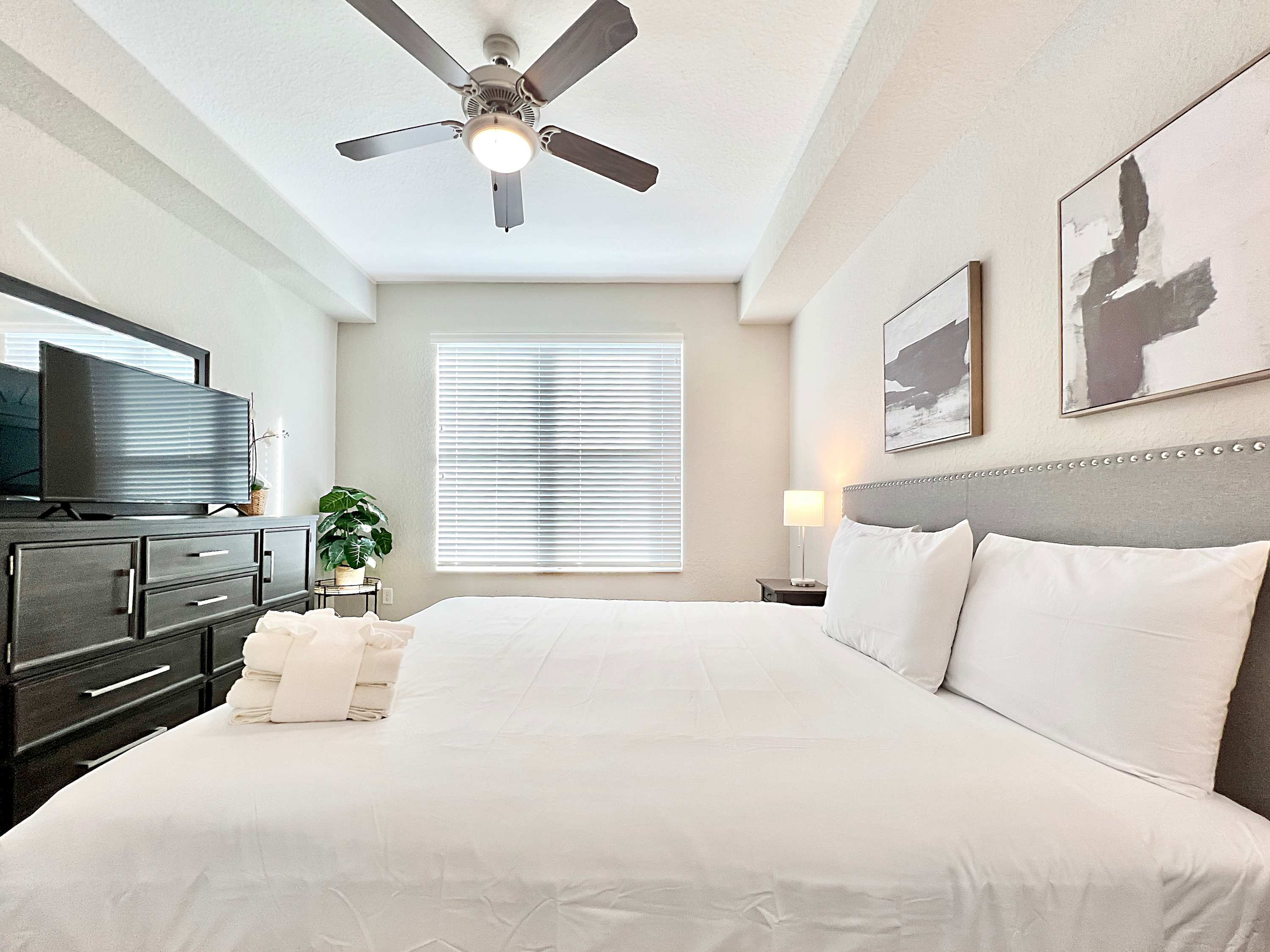 Luxury Westshore Living, Work Desk, Pet Friendly!