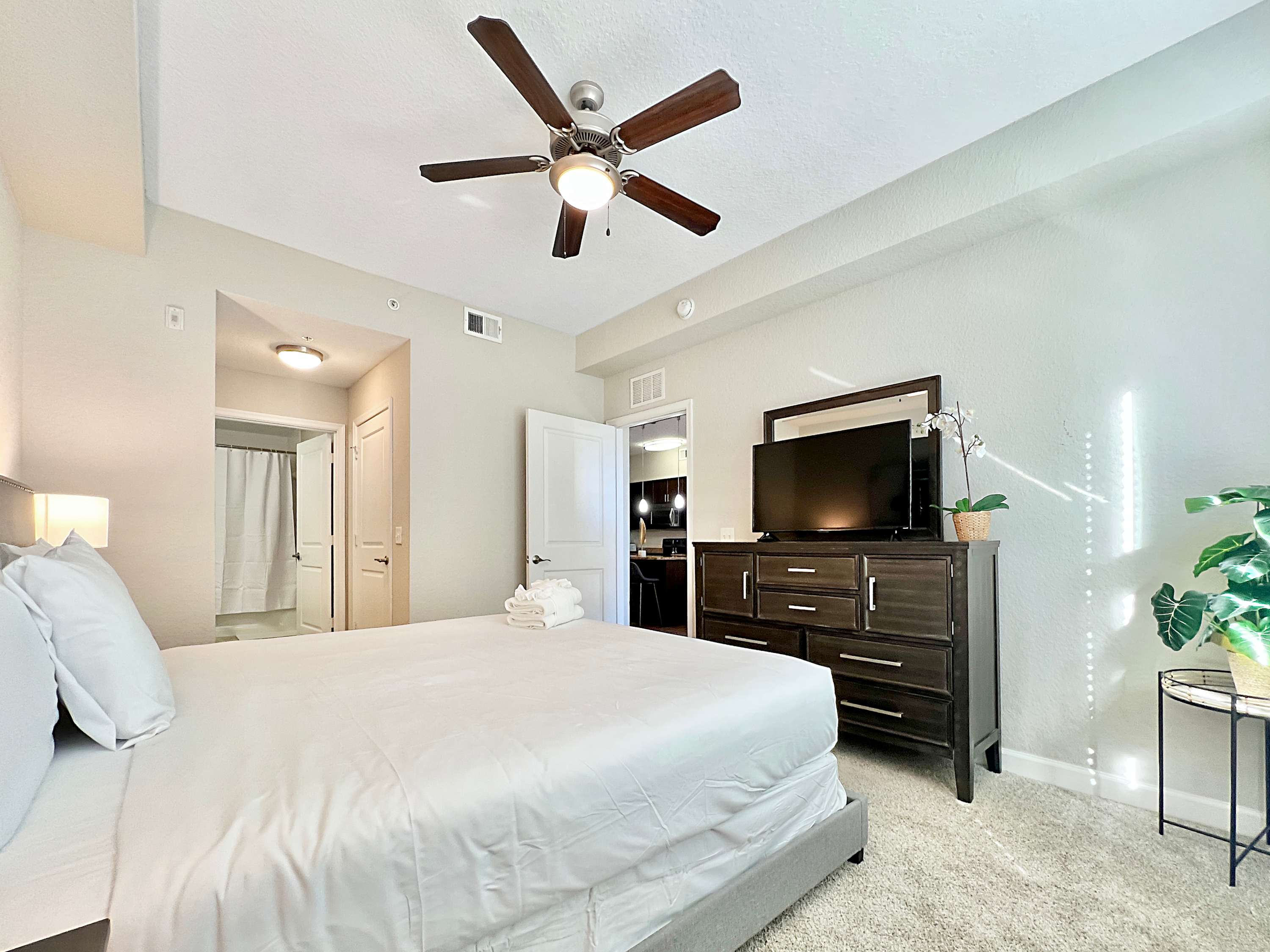 Luxury Westshore Living, Work Desk, Pet Friendly!