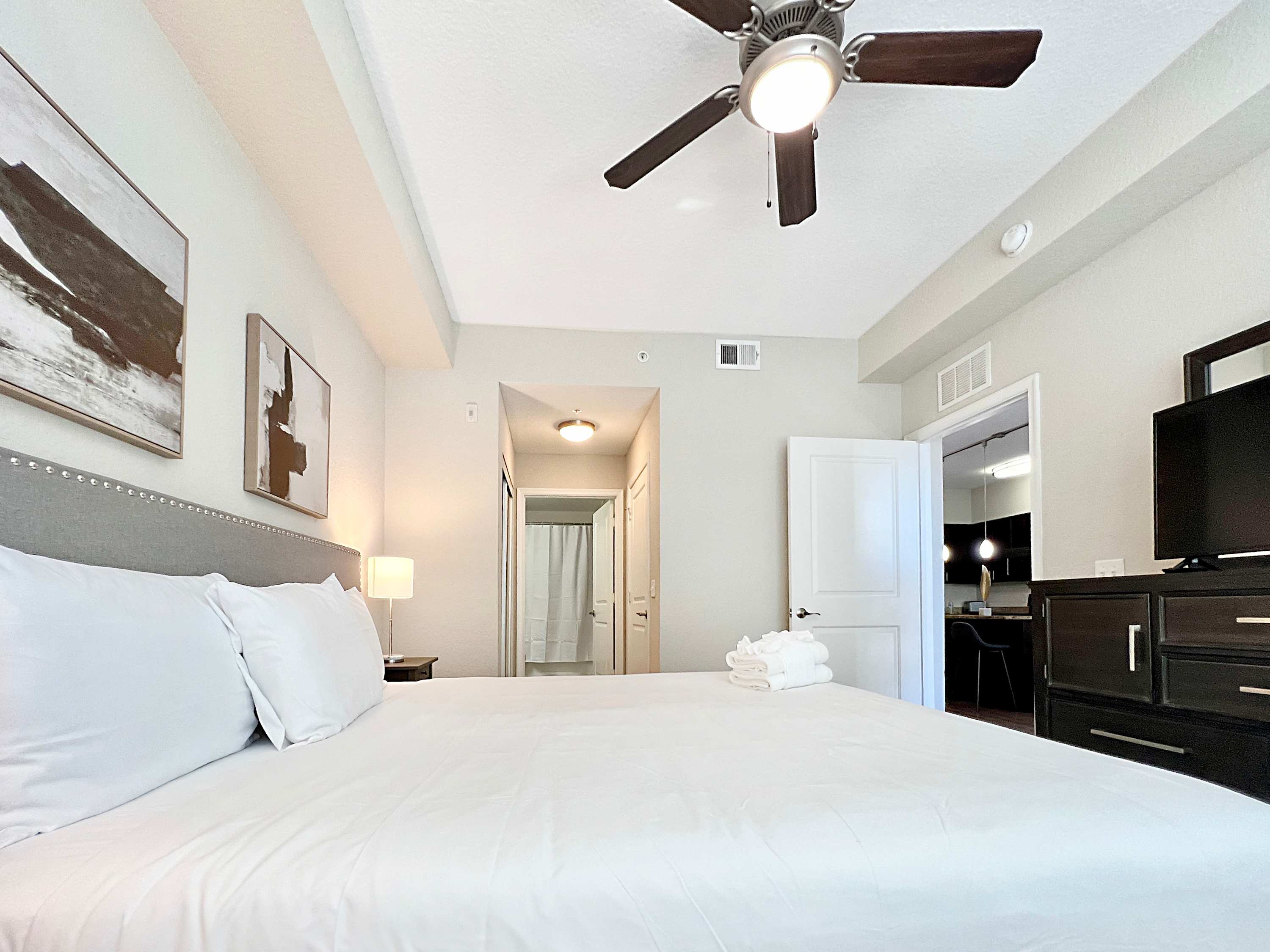 Luxury Westshore Living, Work Desk, Pet Friendly!