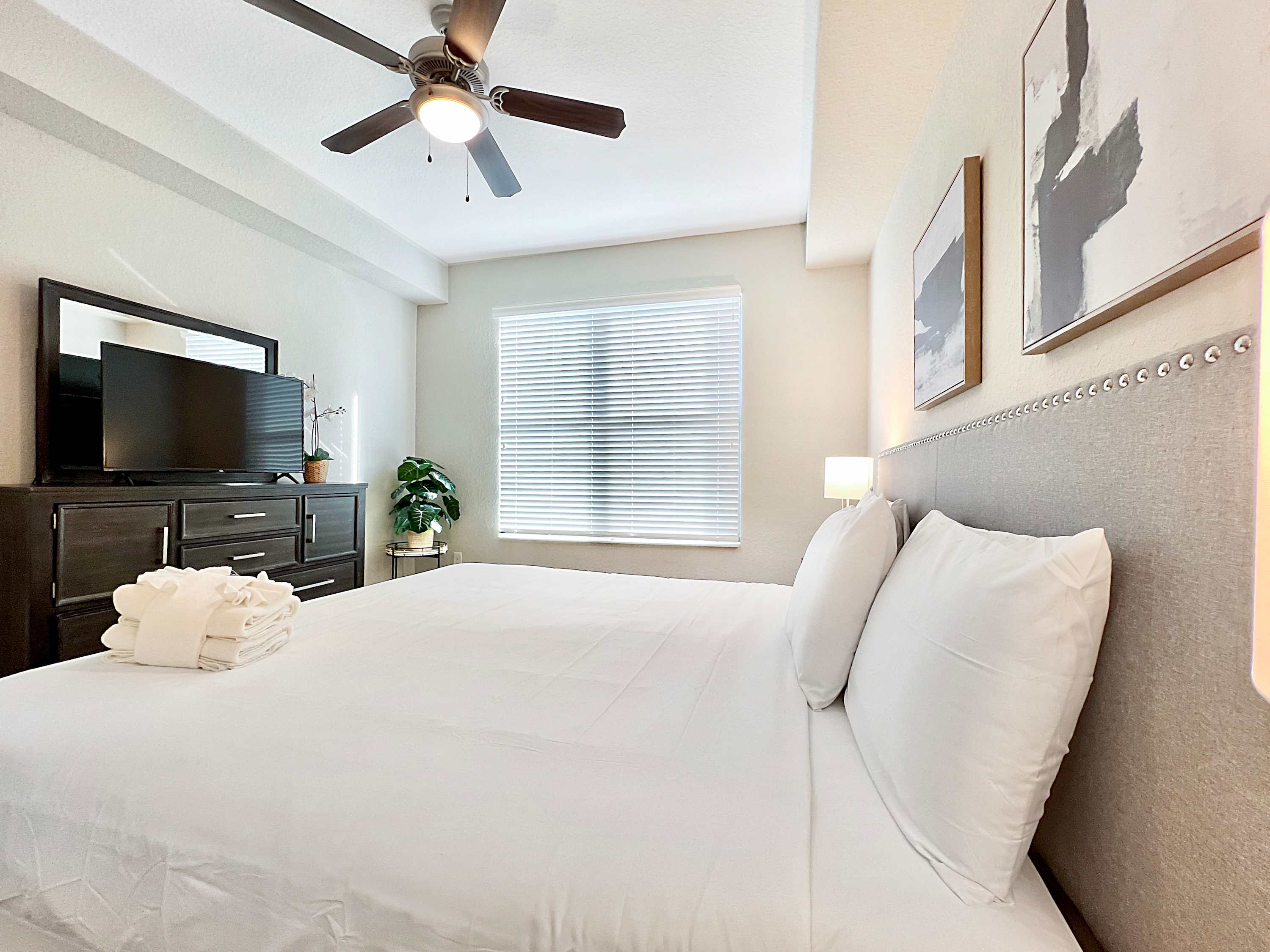 Luxury Westshore Living, Work Desk, Pet Friendly!